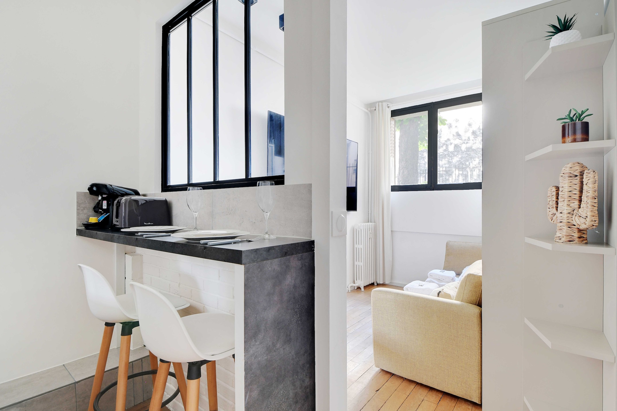 Welcome to Paris ! We're delighted to welcome you to our 19m2 studio apartment, located near the Parc Monceau, the Batignolles district and just 20 minutes' walk from the Arc de Triomphe and the Champs-Elysées. Just 3 minutes from the metro and close to all amenities, our fully-equipped property is ideal for a stay in Paris !