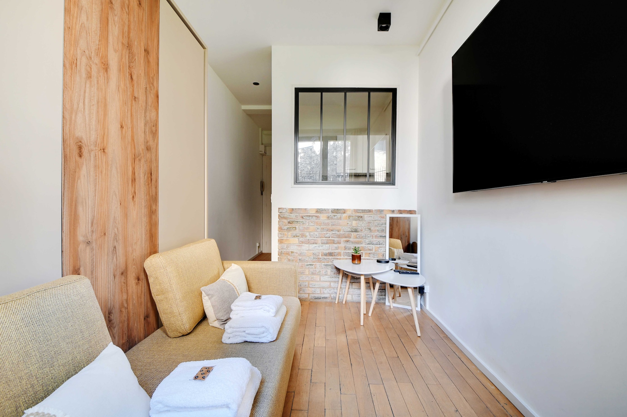 Ground floor: (Kitchen(stove, electric kettle, toaster, coffee machine, microwave, fridge, dishes and cutlery, Cooking basics), Living/bed room(Bed Linen, Wardrobe, double bed, TV), bathroom(Hot Water, hairdryer, Towels/Sheets (Incl.), shampoo, Essentials))\n\nInternet Access DSL, First Aid, Play area, heating, iron, Dedicated workspace, Accessible-height bed, Carbon monoxide detector, Cleaning Disinfection, Downtown, Enhanced cleaning practices, High touch surfaces disinfected, Long term stays allowed, Room-darkening shades, Town