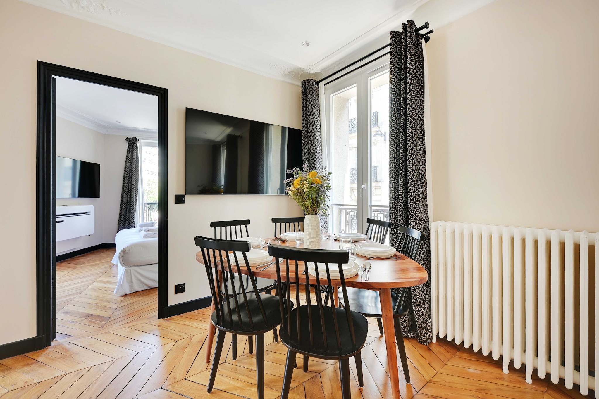 Checkmyguest offers you this 56m2 flat, perfect for 6 people. You'll love its modern facilities and proximity to the Arc de Triomphe, it's the ideal place to make the most of your stopover in the French capital !
The flat's location means you can get around the capital quickly and easily using the many public transport options available:
- Metro: Charles de Gaulle - Étoile (line 1/ 2/6) 4 minutes' walk away
- Bus: Ch. de Gaulle - Étoile - Mac Mahon (line 92) 2 minutes' walk away
- RER: Charles de Gaulle - Étoile (line A) 4 minutes' walk away
- Numerous day & night bus services
- Vélib station
- Several taxi companies available: Les taxis G7 (the most popular): call 36 07.
