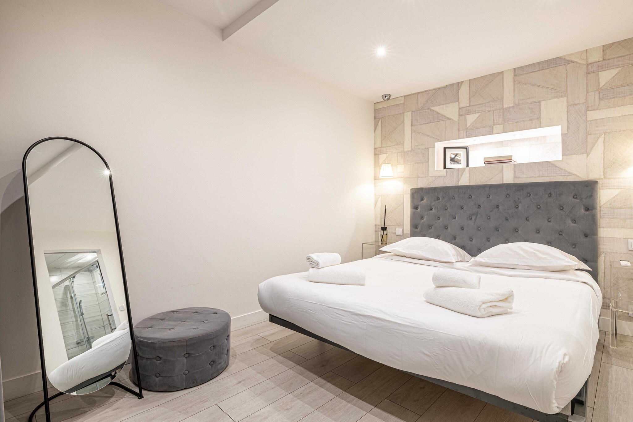 On the 1st floor: (Living room(Desk, TV, air conditioning), Kitchen(stove, electric kettle, coffee machine, oven, dishwasher, fridge, dishes and cutlery), bedroom(Bed Linen, Queen Bed), bathroom(shower, toilet, hairdryer, Towels/Sheets (Incl.), shampoo))\n\nHot Water, Internet Access DSL, Wardrobe, First Aid, Play area, cot, heating, iron, Essentials, Cooking basics, Carbon monoxide detector, Cleaning Disinfection, Downtown, Enhanced cleaning practices, High touch surfaces disinfected, Long term stays allowed, Near Ocean, Town