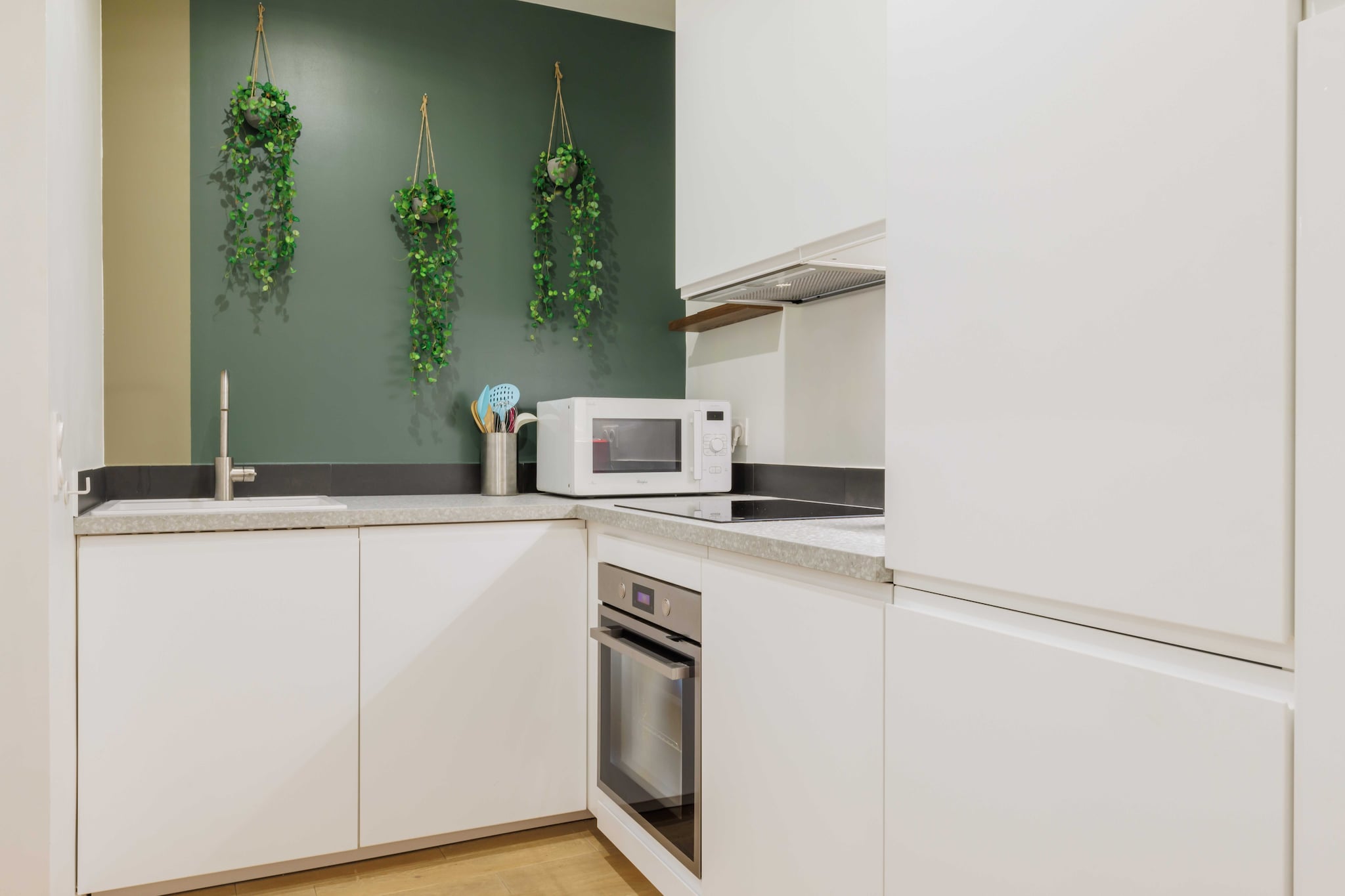 Checkmyguest offers you an authentic 36 mÂ² studio apartment in the Chaillot district. Ideal for exceptional stays, this well-equipped apartment is close to the famous Eiffel Tower and the emblematic Arc de Triomphe. Enjoy an unforgettable Parisian experience at the heart of history and culture!

The geographical location of the apartment will allow you to move around the capital very easily via these many public transport options : 

- Metro: IÃ©na (line 9), a 3-minute walk away
- Metro: BoissiÃ¨re (line 6), 8 minutes on foot
- Metro: Alma-Marceau (line 9), 5 minutes on foot
- RER: Charles de Gaule Ã‰toile (RER A, metro lines 1, 2 & 6), a 15-minute walk away
- VÃ©lib station
- BUS (day and night)
- Several cab companies available: Les cabs G7 (the most popular) - call 36 07.