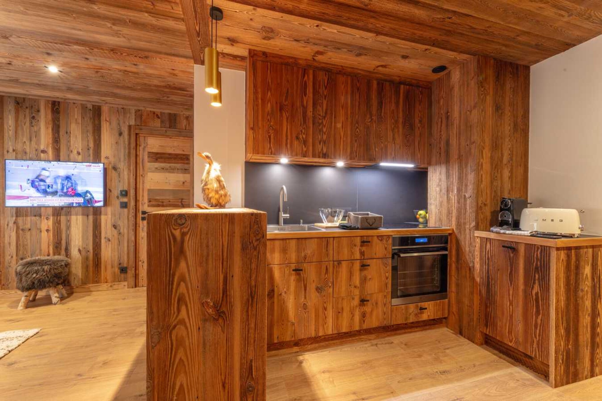 Located in a very privileged manner, this exceptional place is nestled in the popular Planellet / le Maz district, offering almost immediate access to the â€œTÃ©lÃ©ski du Tourâ€ ski lifts. In addition, its proximity to MegÃ¨ve city center adds a touch of convenience, allowing you to fully enjoy the atmosphere, shops and restaurants.