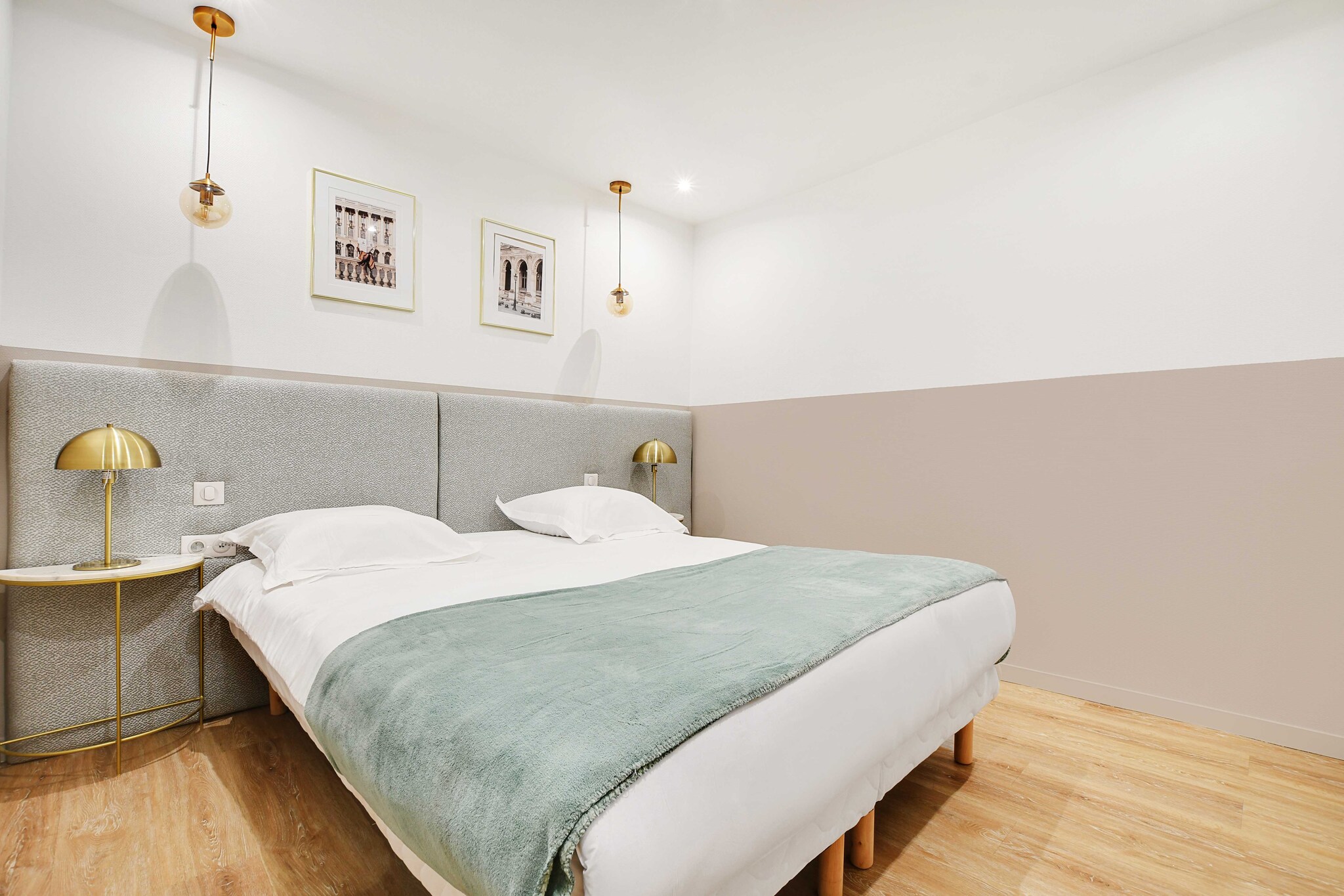 Ground floor: (Living room(double sofa bed, TV, dining table), open kitchen(stove, electric kettle, toaster, coffee machine, microwave, fridge, dishes and cutlery, Cooking basics), bedroom(Wardrobe, double bed, TV), bathroom(hairdryer, Towels/Sheets (Incl.), shampoo, Essentials))\n\nBed Linen, Hot Water, Internet Access DSL, First Aid, Play area, heating, air conditioning, iron, Dedicated workspace, Carbon monoxide detector, Cleaning Disinfection, Downtown, Enhanced cleaning practices, Extra pillows and blankets, High touch surfaces disinfected, Long term stays allowed, Room-darkening shades, Town