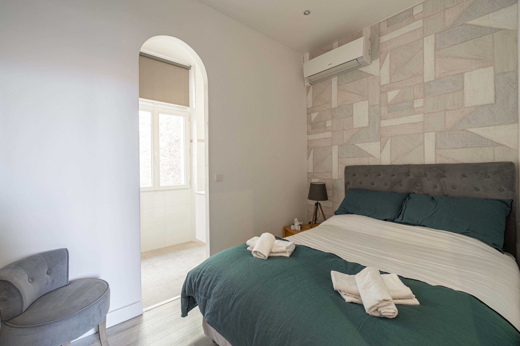 On the 2nd floor: (Living room(Desk, TV, air conditioning), Kitchen(stove, electric kettle, toaster, coffee machine, oven, microwave, fridge, dishes and cutlery, Cooking basics), bedroom(double bed), bathroom(shower, toilet, Towels/Sheets (Incl.)))\n\nBed Linen, Hot Water, Internet Access DSL, Wardrobe, First Aid, Play area, cot, washing machine, heating, iron, hairdryer, shampoo, Essentials, Carbon monoxide detector, Cleaning Disinfection, Downtown, Enhanced cleaning practices, High touch surfaces disinfected, Long term stays allowed, Near Ocean, Town