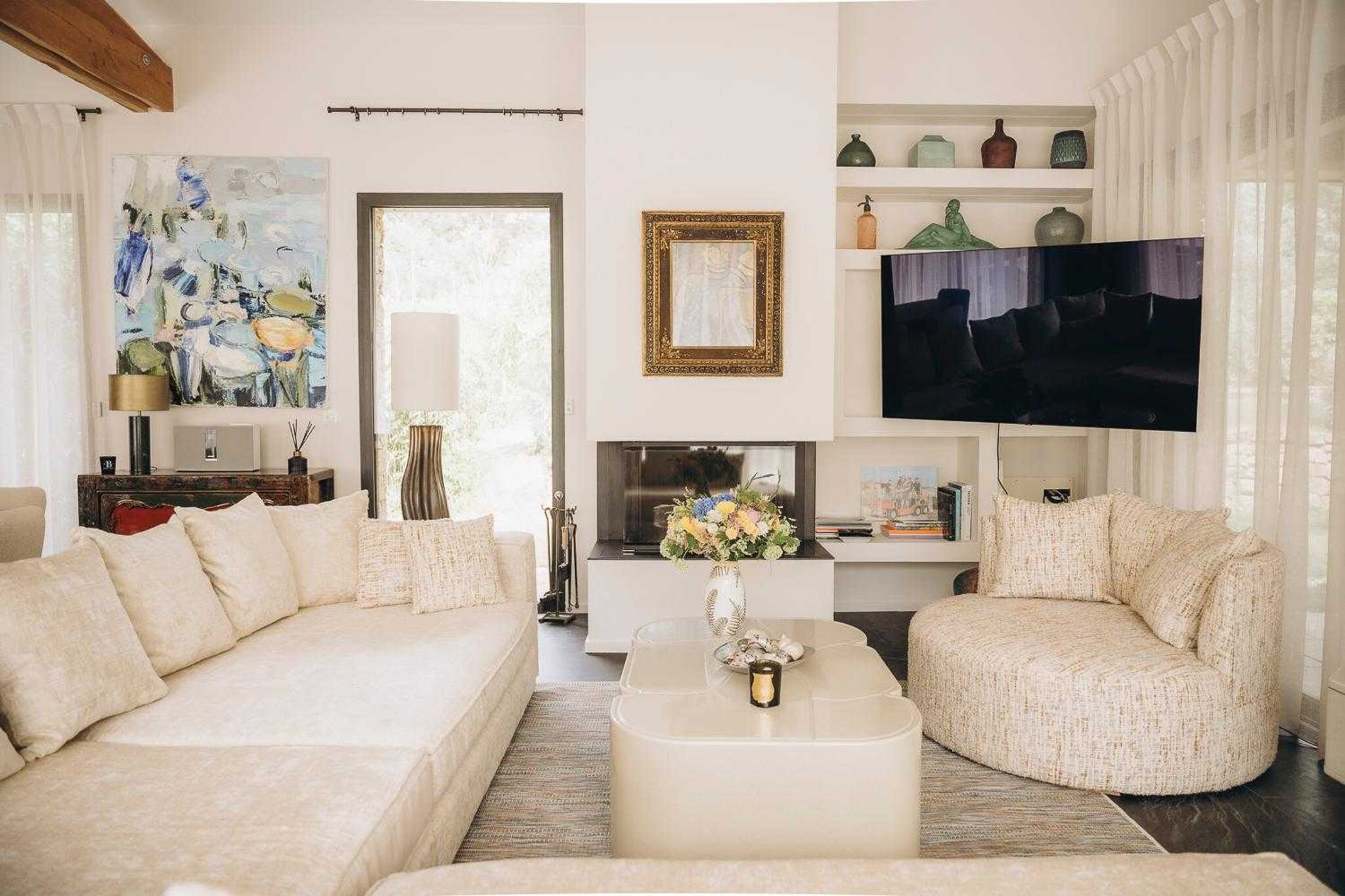 Ground floor: (Living room(TV, dining table, air conditioning), Kitchen(electric kettle, toaster, cooker, coffee machine, oven, microwave, fridge, dishes and cutlery, Cooking basics), bedroom(Queen Bed), bedroom(Queen Bed), bedroom(Queen Bed), bedroom(Queen Bed), bedroom(Queen Bed), bathroom(shower, washbasin, toilet), bathroom(shower, washbasin, toilet), bathroom(shower, washbasin, toilet), bathroom(shower, washbasin, toilet), toilet, toilet)\n\nFirst Aid, Play area, hot tub, hot tub, heating, garden, garden, BBQ, BBQ, Carbon monoxide detector, Downtown, Long term stays allowed, Near Ocean, Sea view, Town