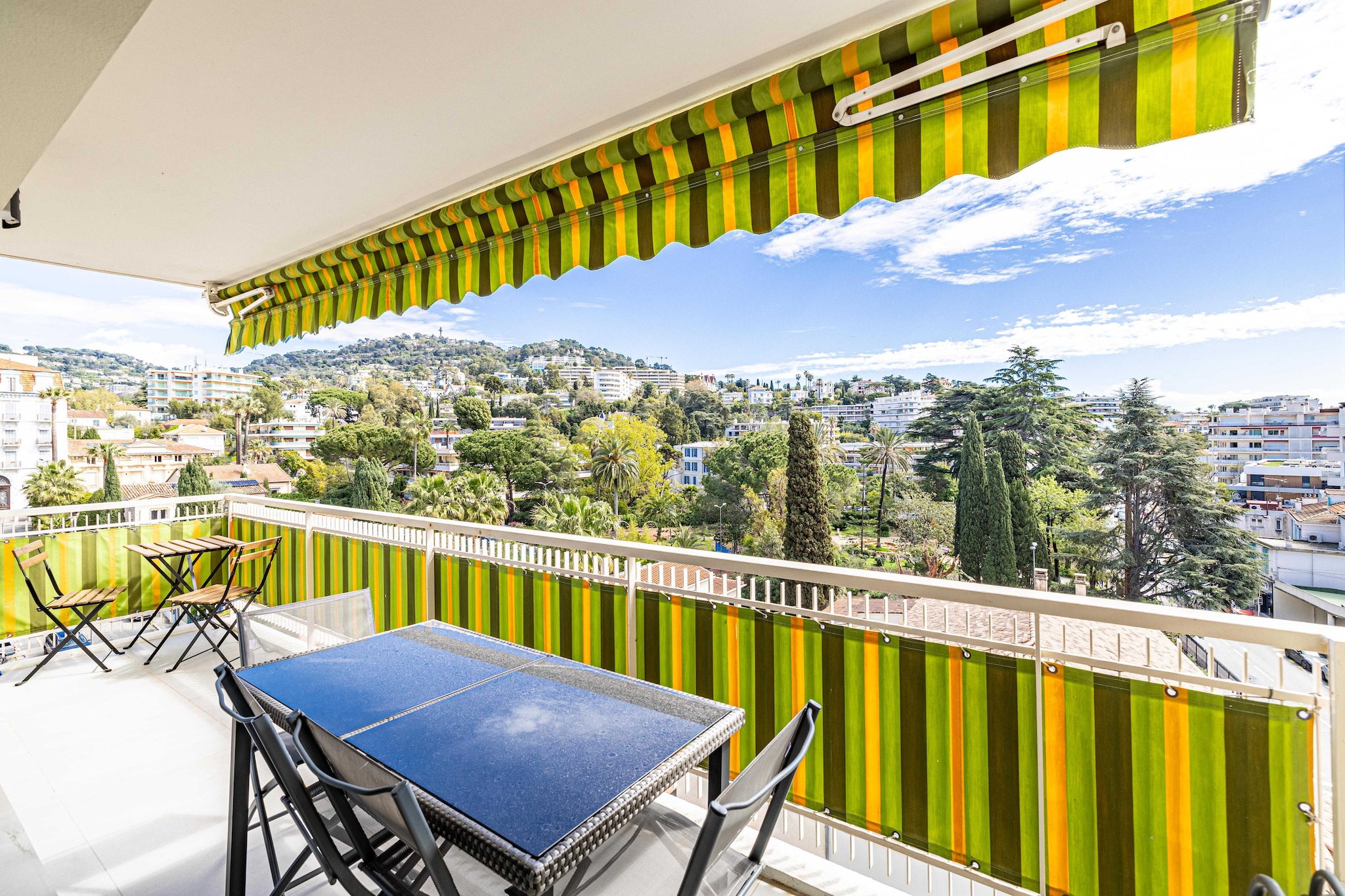 On the 6th floor: (Living room(double sofa bed, TV, dining table), Kitchen(stove, electric kettle, toaster, coffee machine, oven, microwave, fridge, dishes and cutlery, Cooking basics), bedroom(Bed Linen, double bed), bathroom(shower, washbasin, toilet, washing machine, hairdryer, Towels/Sheets (Incl.), shampoo, Essentials))\n\nElevator, Hot Water, Internet Access DSL, Wardrobe, First Aid, Play area, tumble dryer, balcony or terrace, heating, air conditioning, iron, Dedicated workspace, Carbon monoxide detector, Cleaning Disinfection, Downtown, Enhanced cleaning practices, Extra pillows and blankets, High touch surfaces disinfected, Long term stays allowed, Near Ocean, Room-darkening shades, Town, Village