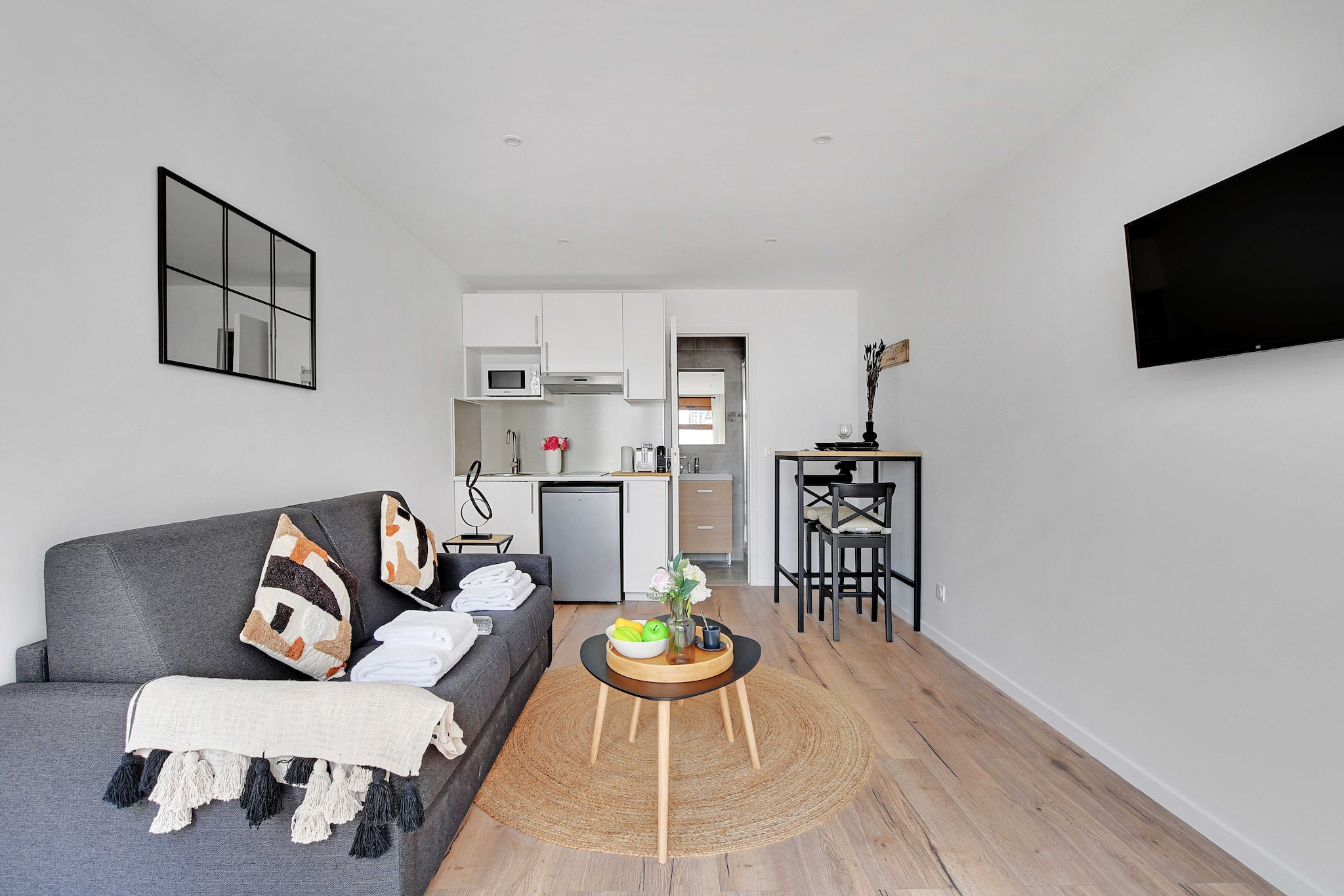 Checkmyguest offers you a charming 19 m² studio in the town of Le Kremlin-Bicêtre. This well-equipped address promises an unforgettable experience. Nearby, discover Parc Philippe Pinel, a haven of peace offering hiking trails and relaxation areas.
The geographical location of the apartment will allow you to move around the capital very easily via these many public transport options :
- Metro: Le Kremlin-Bicêtre, line 7, only a 4-minute walk away
- Numerous day & night bus routes
- Vélib station
- Several cab companies available: Les cabs G7 (the most popular): call 36 07.