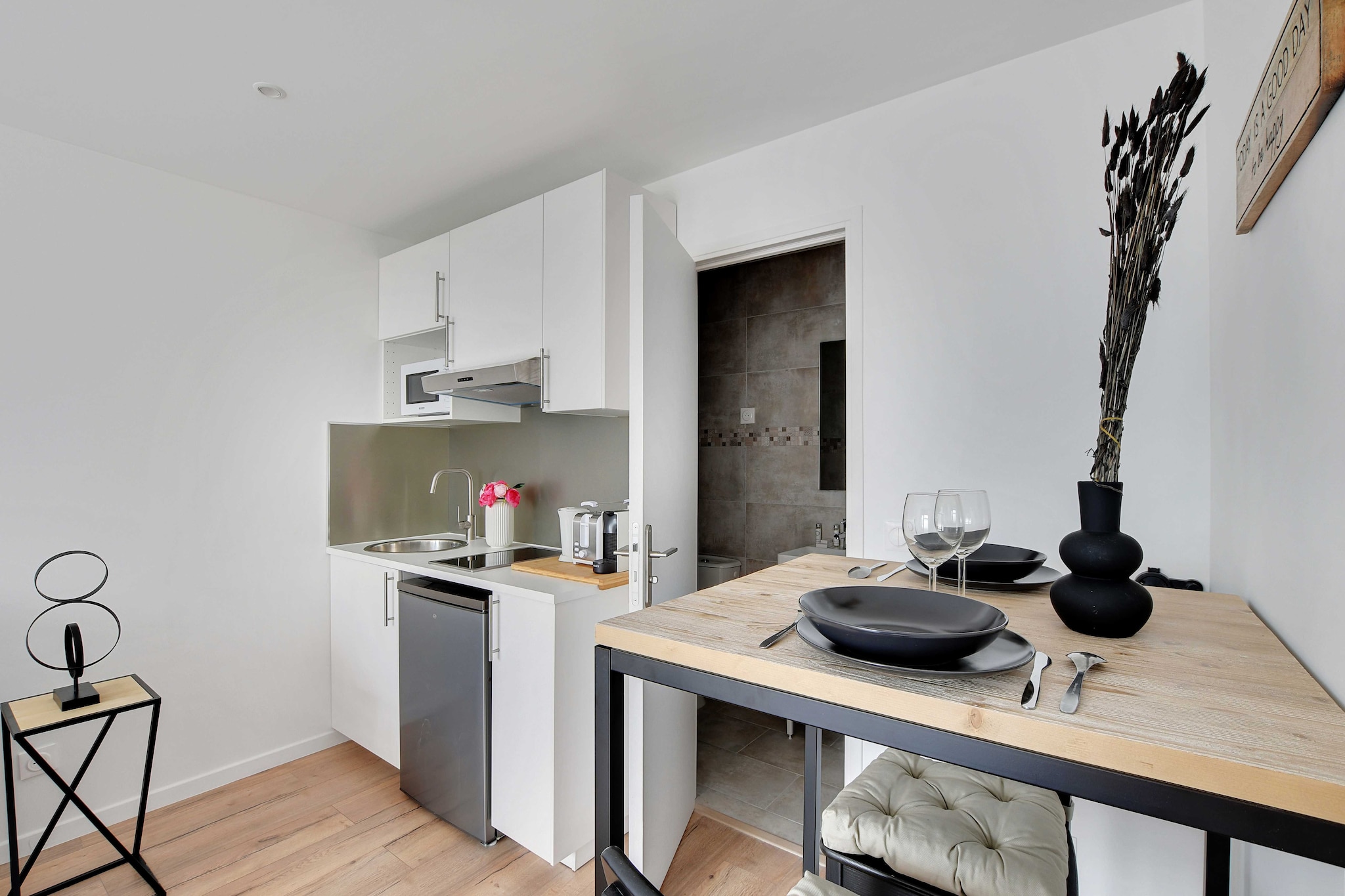 Ground floor: (Kitchen(dining table, stove, electric kettle, toaster, cooker, coffee machine(espresso), oven, microwave, fridge, dishes and cutlery, Cooking basics, Wine glasses), Living/bed room(single sofa bed), bathroom(shower, toilet))\n\nBed Linen, Hot Water, Internet Access DSL, Wardrobe, First Aid, Play area, TV, washing machine, heating, iron, hairdryer, Towels/Sheets (Incl.), shampoo, Essentials, Dedicated workspace, Cleaning Disinfection, Downtown, Enhanced cleaning practices, High touch surfaces disinfected, Long term stays allowed, Path to entrance lit at night, Room-darkening shades