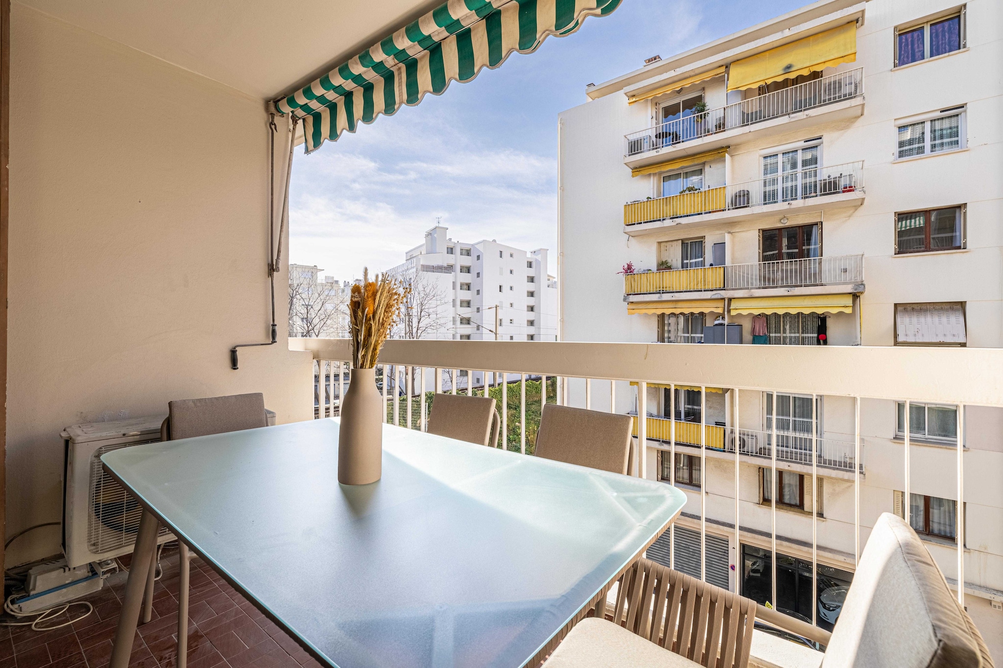 Nestled in the heart of the Juan les Pins district, our 30m2 air-conditioned flat offers the perfect blend of comfort and convenience. With its cosy interior and sunny balcony, it will be an ideal retreat for those seeking a calm and serene space. A warm sanctuary where modern living meets urban charm. Just 5 minutes from the beach and all the shops !