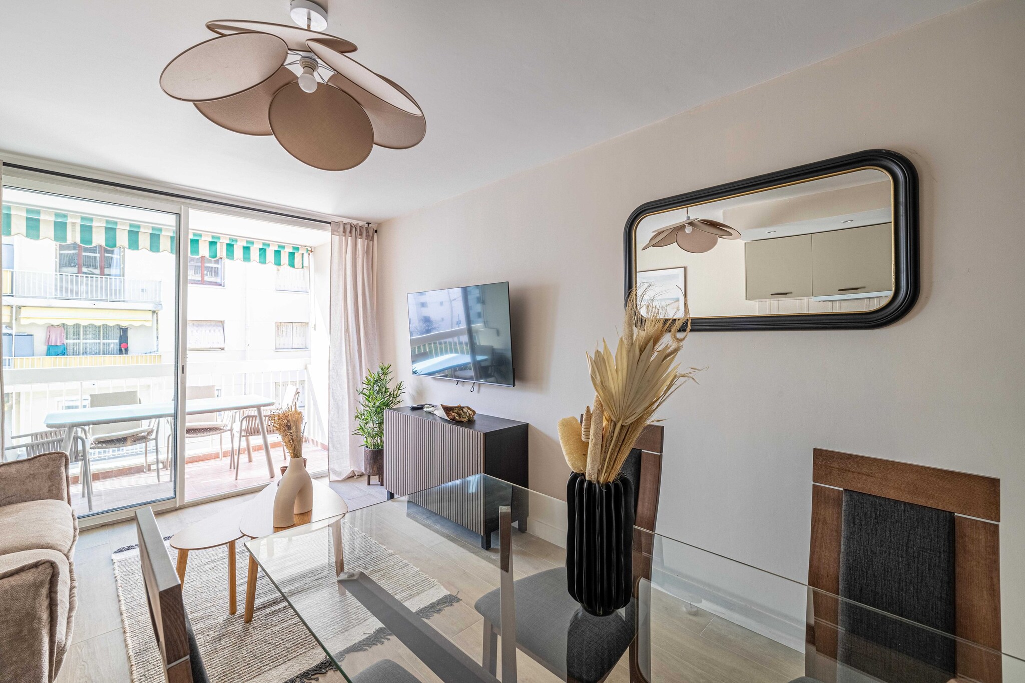 Sunny getaway with balcony and A/C in Antibes