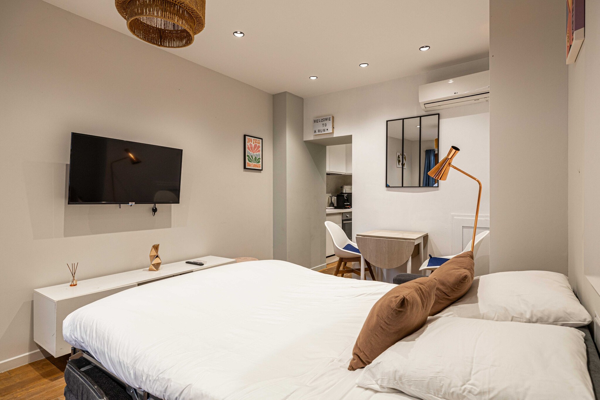 Ground floor: (Living room(double sofa bed), Kitchen(stove, electric kettle, toaster, coffee machine, microwave, fridge, dishes and cutlery), bathroom(Hot Water, shower, shampoo))\n\nBed Linen, Internet Access DSL, Wardrobe, First Aid, Play area, TV, cot, heating, iron, Towels/Sheets (Incl.), Essentials, Carbon monoxide detector, Cleaning Disinfection, Enhanced cleaning practices, High touch surfaces disinfected, Long term stays allowed