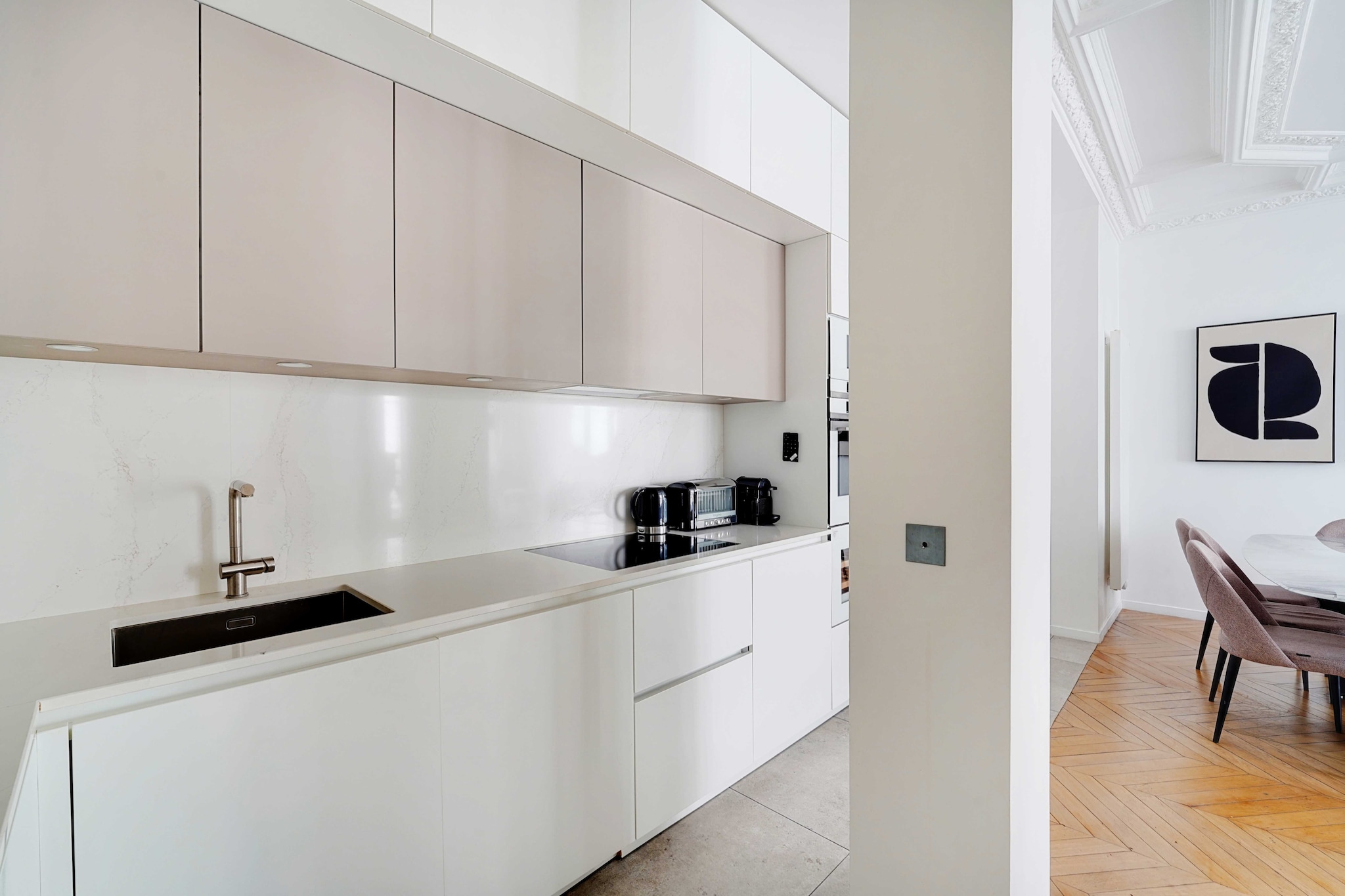 Checkmyguest offers you this beautiful, bright 71m² apartment for 4 people. Located in the prestigious 16th arrondissement of Paris, you'll appreciate its ideal location between the Bois de Boulogne, the Arc de Triomphe, the Champs-Élysées and the Trocadéro. Equipped with all amenities and 2 pleasant bedrooms, our property will be ideal for a pleasant stay in chic Paris !