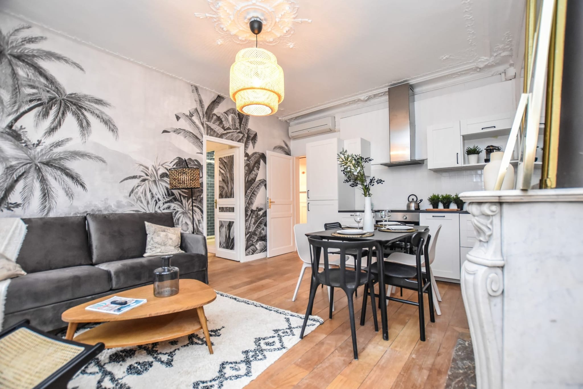 Checkmyguest offers this large, chic 95m² apartment, located in the dynamic Strasbourg-Saint-Denis district, Paris 10ème. With 3 magnificent bedrooms, it offers ideal living space for families or groups of friends. Close to the Canal Saint-Martin and Gare du Nord, this apartment puts you at the heart of Parisian life, with easy access to iconic attractions.