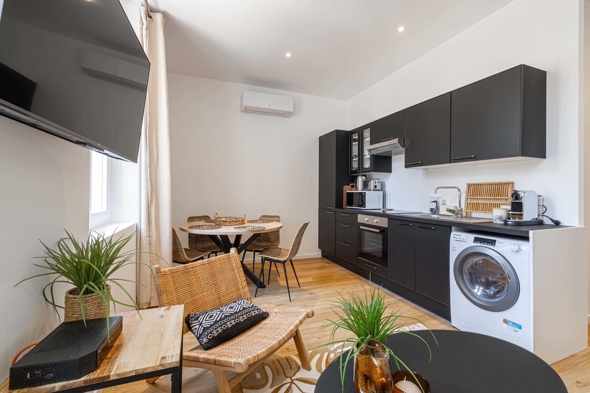 Beautiful apartment located in the city center of Cannes. Idyllic location near the beach, port and Palais des festivals.

The location of the apartment will allow you to move quickly and easily : 

BY PLANE: Nice-CÃ´te d'Azur Airport (30km)
BY PLANE: Cannes-Mandelieu Airport
BY TRAIN: Cannes train station 
BY CAR: Motorway A8
BY CAR: National Highway 85

1 bus stop is located near the apartment for getting around town
During your stay in Cannes, you'll have the chance to explore some wonderful nearby destinations, each offering a unique and memorable experience.	
 Antibes and its cape:Just a few kilometers from Cannes, the charming town of Antibes welcomes you. Explore its rich historical heritage, including the Picasso Museum housed in a superb chÃ¢teau. Stroll through the cobbled streets of old Antibes, where the Provencal market will awaken your senses with its scents and flavors. But don't forget to venture out to Cap d'Antibes, where coastal paths offer breathtaking views of the Mediterranean. 
Les trayas and its red rocks: West of Cannes lies the natural paradise of Les Trayas, a striking contrast to urban life. Explore mountain and forest landscapes that blend harmoniously with the Mediterranean coastline. Hiking enthusiasts will be delighted by the trails leading to the emblematic red rocks, offering breathtaking panoramic sea views.
Grasse and its perfume: Not far from Cannes is the town of Grasse, world-famous as the capital of perfume. You'll have the opportunity to visit renowned perfume factories such as Fragonard, Galimard and Molinard, where you'll discover the art of perfumery and even have the chance to create your own fragrance. Stroll through Grasse's medieval streets, steeped in history and intoxicating scents.