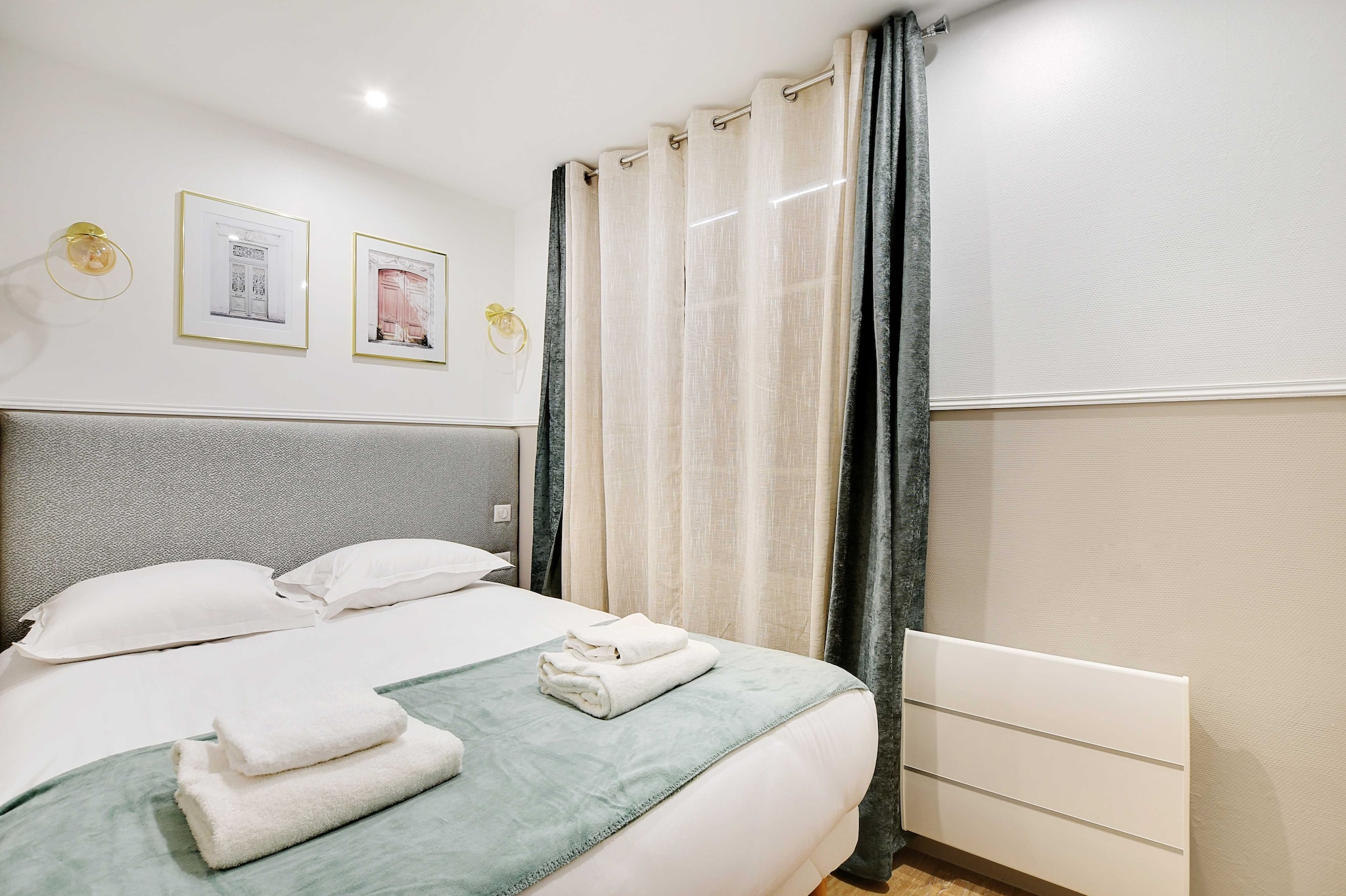 Ground floor: (Living room(single sofa bed, TV), Kitchen(stove, electric kettle, toaster, coffee machine, microwave, fridge, dishes and cutlery), bedroom(Bed Linen, double bed), bathroom(shower, toilet, hairdryer, Towels/Sheets (Incl.), shampoo))\n\nHot Water, Internet Access DSL, Wardrobe, First Aid, Play area, heating, air conditioning, iron, Essentials, Dedicated workspace, Cooking basics, Carbon monoxide detector, Cleaning Disinfection, Downtown, Enhanced cleaning practices, Extra pillows and blankets, High touch surfaces disinfected, Long term stays allowed, Room-darkening shades, Town