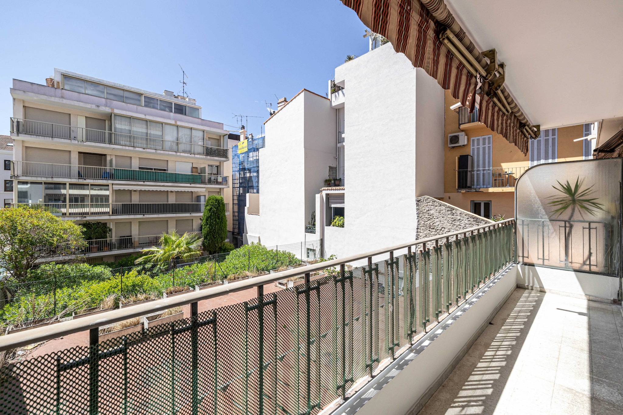 Magnificent apartment, completely renovated and tastefully decorated. Cannes Center

- By plane: Nice airport is 30 minutes from Cannes
- Private driver from Nice airport: Reservation on request
- By car: Public parking at 100 m
- By train: the station is a 5-minute walk away

During your stay in Cannes, you'll have the chance to explore some wonderful nearby destinations, each offering a unique and memorable experience.	
 Antibes and its cape:Just a few kilometers from Cannes, the charming town of Antibes welcomes you. Explore its rich historical heritage, including the Picasso Museum housed in a superb chÃ¢teau. Stroll through the cobbled streets of old Antibes, where the Provencal market will awaken your senses with its scents and flavors. But don't forget to venture out to Cap d'Antibes, where coastal paths offer breathtaking views of the Mediterranean. 
Les trayas and its red rocks: West of Cannes lies the natural paradise of Les Trayas, a striking contrast to urban life. Explore mountain and forest landscapes that blend harmoniously with the Mediterranean coastline. Hiking enthusiasts will be delighted by the trails leading to the emblematic red rocks, offering breathtaking panoramic sea views.
Grasse and its perfume: Not far from Cannes is the town of Grasse, world-famous as the capital of perfume. You'll have the opportunity to visit renowned perfume factories such as Fragonard, Galimard and Molinard, where you'll discover the art of perfumery and even have the chance to create your own fragrance. Stroll through Grasse's medieval streets, steeped in history and scents.