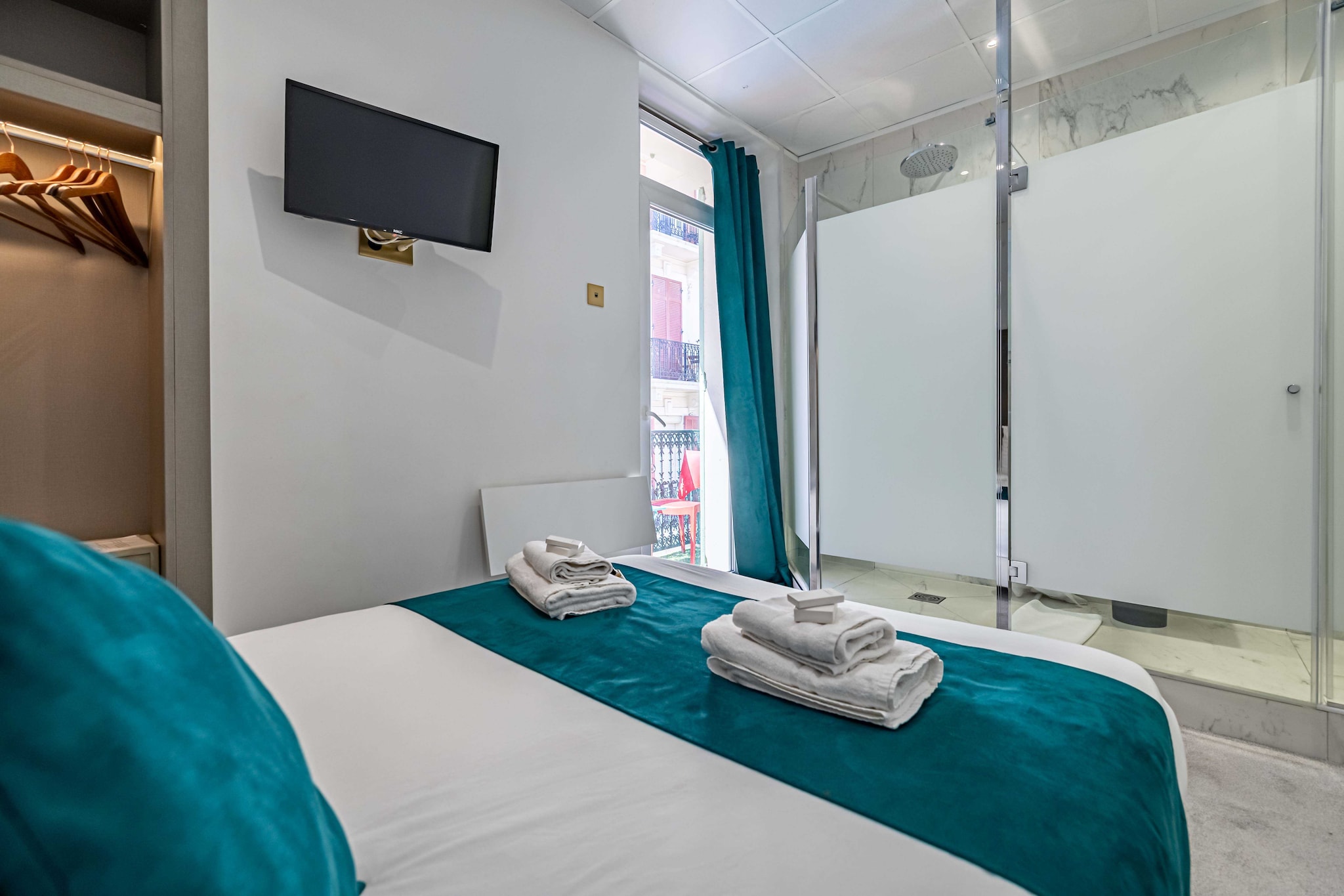 Discover the charm of Cannes from this comfortable studio apartment, ideally located a stone's throw from the Vieux Port and the Croisette, perfect for exploring the city and relaxing after a busy day! Enjoy the cosy bedroom with balcony and modern facilities including a TV, air conditioning and en suite bathroom.