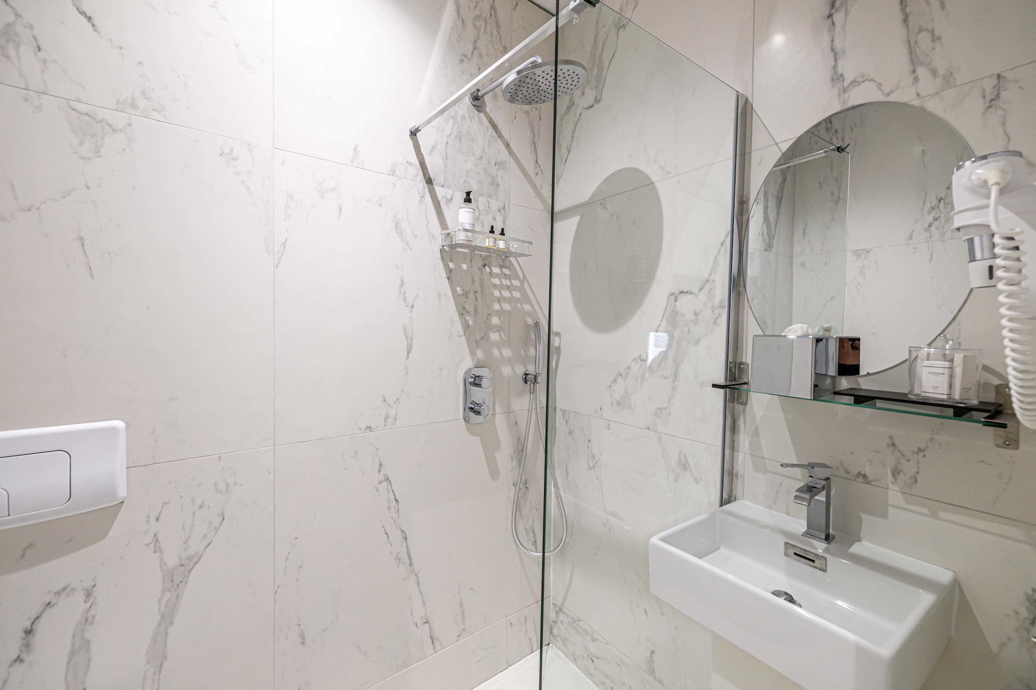 Ground floor: (Kitchen(dining table, coffee machine, oven, microwave, fridge, dishes and cutlery, Cooking basics, Wine glasses), bedroom(double bed), bathroom(shower, toilet))\n\nBed Linen, Hot Water, Internet Access DSL, Wardrobe, First Aid, Play area, TV, cot, heating, air conditioning, hairdryer, Towels/Sheets (Incl.), shampoo, Essentials, Carbon monoxide detector, Cleaning Disinfection, Downtown, Enhanced cleaning practices, High touch surfaces disinfected, Long term stays allowed, Near Ocean, Town, Village