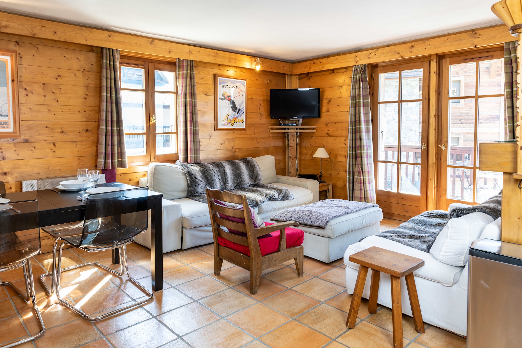 This apartment perfectly embodies the warm atmosphere and typical charm that one would expect from a ski resort. Its ideal location near the city center of Megève makes it the perfect starting point for an unforgettable stay in this renowned Alpine destination.
The accommodation is not easily accessible by car but has a parking lot. The bus station is a few minutes walk away.