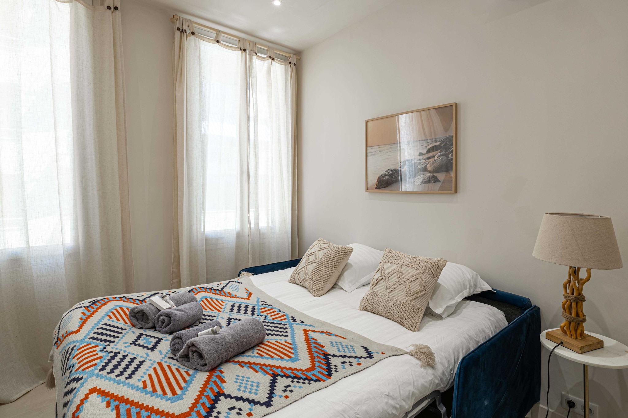 Beautiful apartment completely renovated 3 minutes walk from the beach and many shops.

- By plane: Nice airport is 25 minutes away by car 
- By train: 4 minutes walk from the Juan les Pins train station 
- By car : Public parking at 100 m

Around Juan-les-Pins, you'll find a variety of activities to fully enjoy your stay on the French Riviera. Here are three suggestions for things to do in the vicinity of Juan-les-Pins:

Explore Antibes and its Old Town (Vieil Antibes):
Antibes, the neighboring town to Juan-les-Pins, offers a charming atmosphere with its Old Town. Wander through narrow and picturesque streets, visit the lively Provencal market, and discover iconic sites such as the Picasso Museum housed in the Grimaldi Castle. Enjoy panoramic views from the ramparts of Antibes.

Walk or Bike around Cap d'Antibes:
The Cap d'Antibes, located nearby, is a preserved natural site offering beautiful coastal trails. Take a stroll along paths lined with umbrella pines and discover secluded coves. If you enjoy cycling, follow the bike paths that provide spectacular views of the Mediterranean. Don't forget to take a break to admire the scenery from the Cap d'Antibes lighthouse.

Boat Trip to the LÃ©rins Islands:
Take advantage of Juan-les-Pins' prime location to take a boat trip and explore the LÃ©rins Islands. These islands, Sainte-Marguerite and Saint-Honorat, offer pristine beaches, hiking trails, and a fascinating history. On Sainte-Marguerite Island, you can visit the famous prison where the Man in the Iron Mask was held.

Whether you're into cultural exploration, outdoor hiking, or seaside relaxation, the surroundings of Juan-les-Pins provide a variety of options to satisfy every preference.