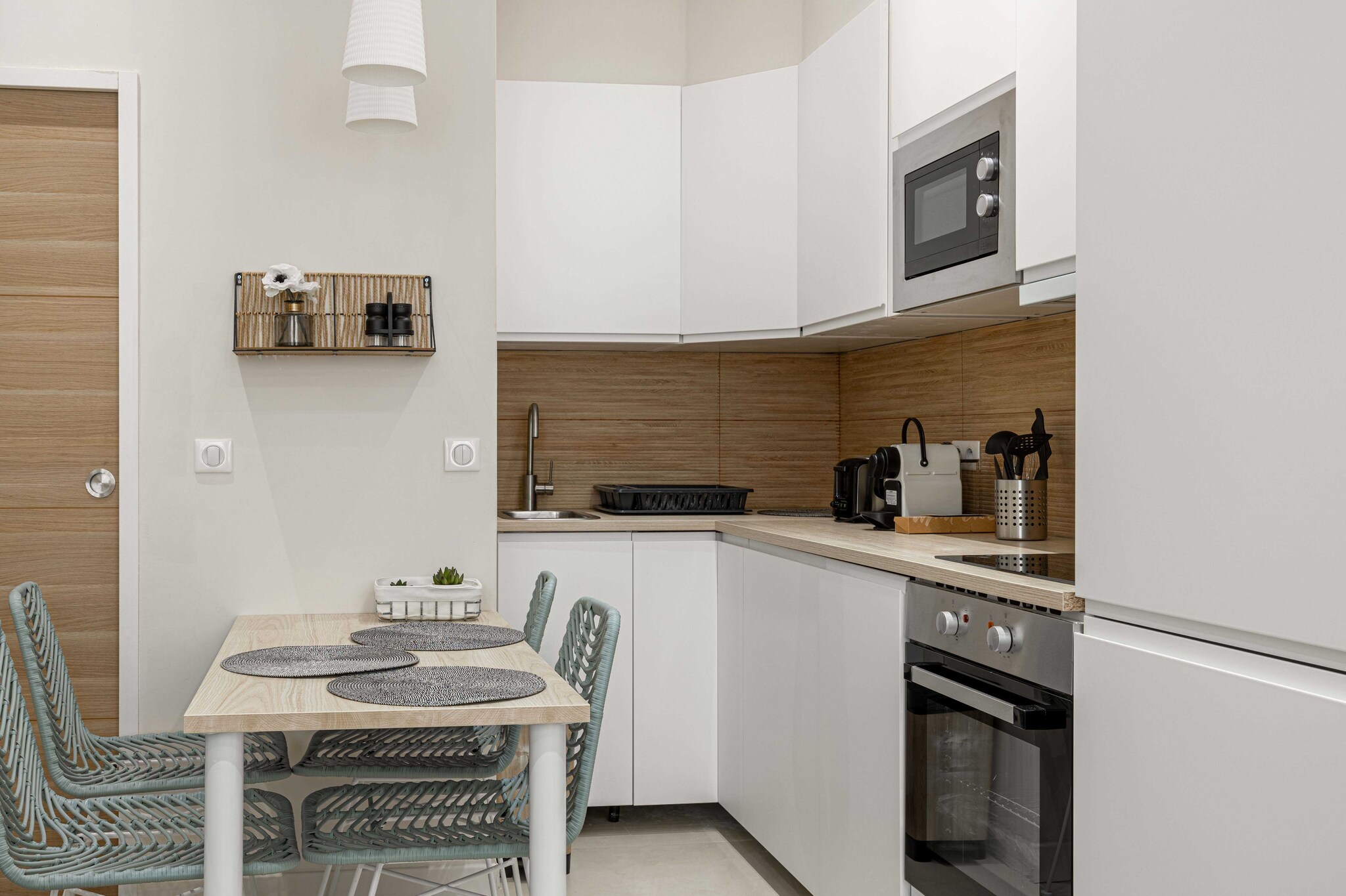 On the 1st floor: (Kitchen(stove, electric kettle, toaster, coffee machine, oven, microwave, fridge, dishes and cutlery), Living/bed room(Desk, Internet Access DSL, double sofa bed, TV, air conditioning), bedroom(Wardrobe, double bed), bathroom(shower, washbasin, toilet, Towels/Sheets (Incl.), shampoo))\n\nHot Water, First Aid, Play area, cot, heating, iron, hairdryer, Essentials, Carbon monoxide detector, Cleaning Disinfection, Downtown, Enhanced cleaning practices, High touch surfaces disinfected, Long term stays allowed, Near Ocean, Town