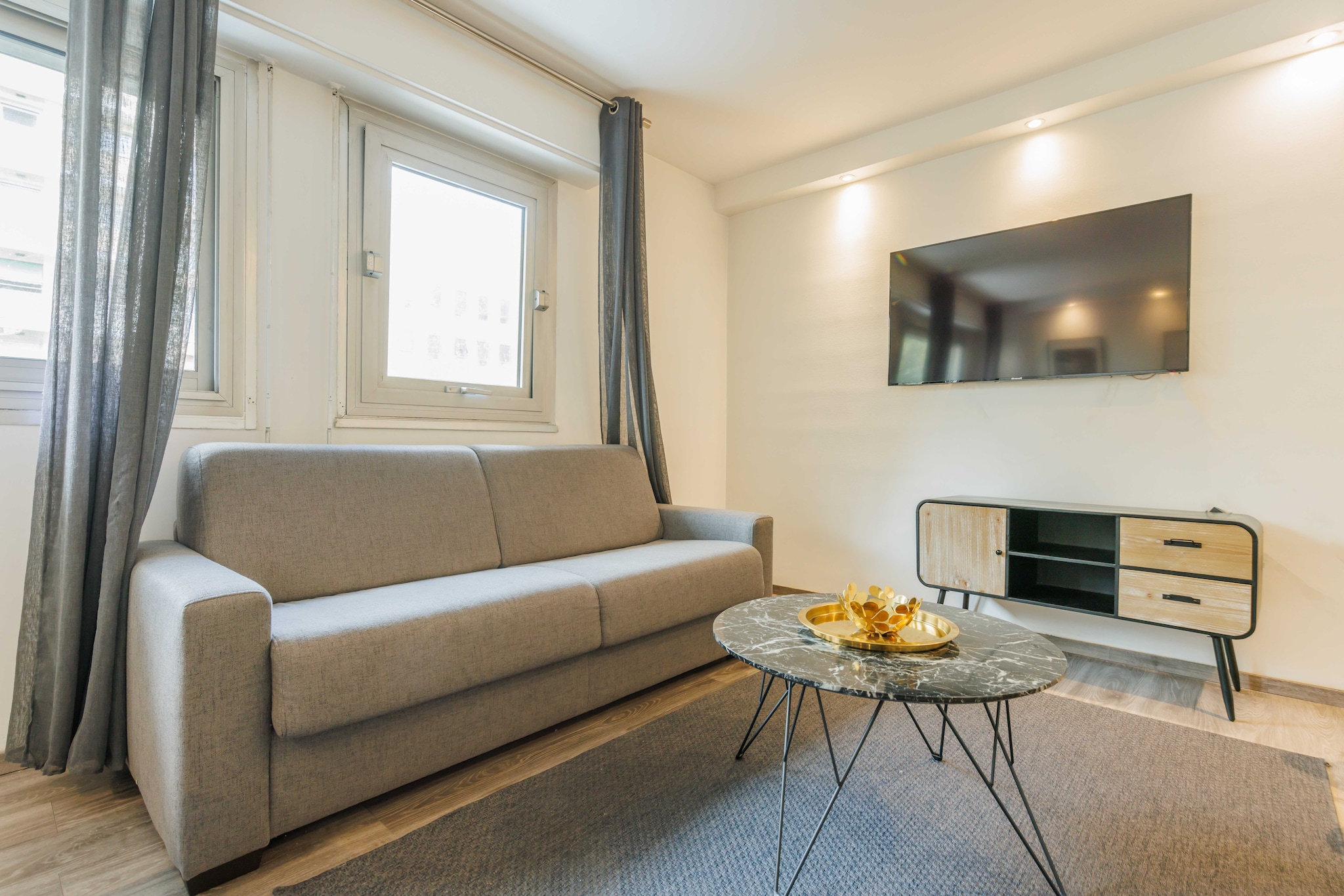 Enjoy the calm of Levallois and its proximity to the centre of Paris thanks to this superb apartment that can accommodate up to 4 people.
The location will allow you to move quickly and easily in the capital thanks to numerous possibilities of public transport:
- Metro: Anatole France (line 3 ) located at 2 minutes walk.
- RER: Clichy Levallois ( A, J, L ) located 12 minutes by foot.
- Vélib Station
- Many buses
- Several taxi companies available: Taxis G7 (most used): call 36 07