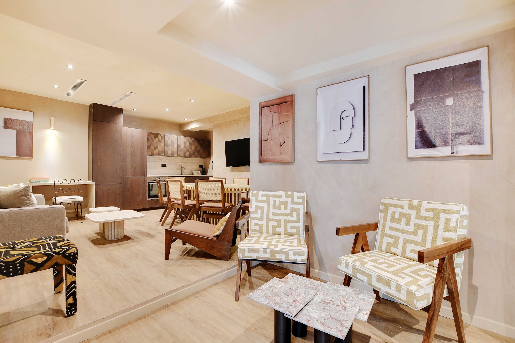 Welcome to our sublime 75m2 apartment for 10, full of charm and modernity. It's ideally located in the heart of Paris, in the sought-after 2nd arrondissement, between the Marais, Louvre and Opera districts. Calm and serenity are guaranteed in our premium property, decorated by professional decorators and furnishers.