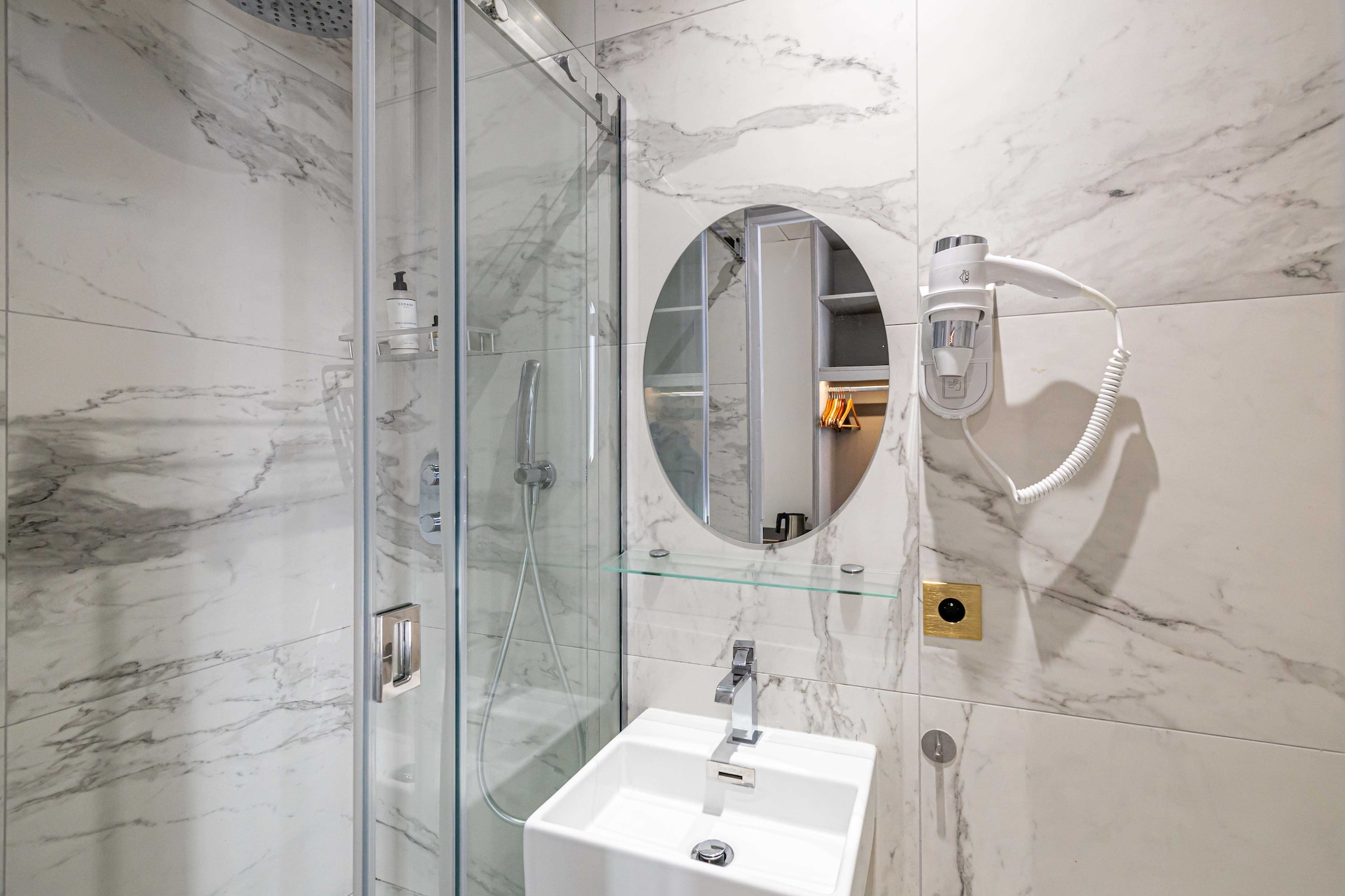 On the 2nd floor: (bedroom(double bed), bathroom(Hot Water))\n\nBed Linen, Internet Access DSL, Wardrobe, First Aid, Play area, TV, electric kettle, coffee machine, cot, heating, air conditioning, hairdryer, Towels/Sheets (Incl.), shampoo, Essentials, Carbon monoxide detector, Cleaning Disinfection, Downtown, Enhanced cleaning practices, High touch surfaces disinfected, Near Ocean, Town, Village