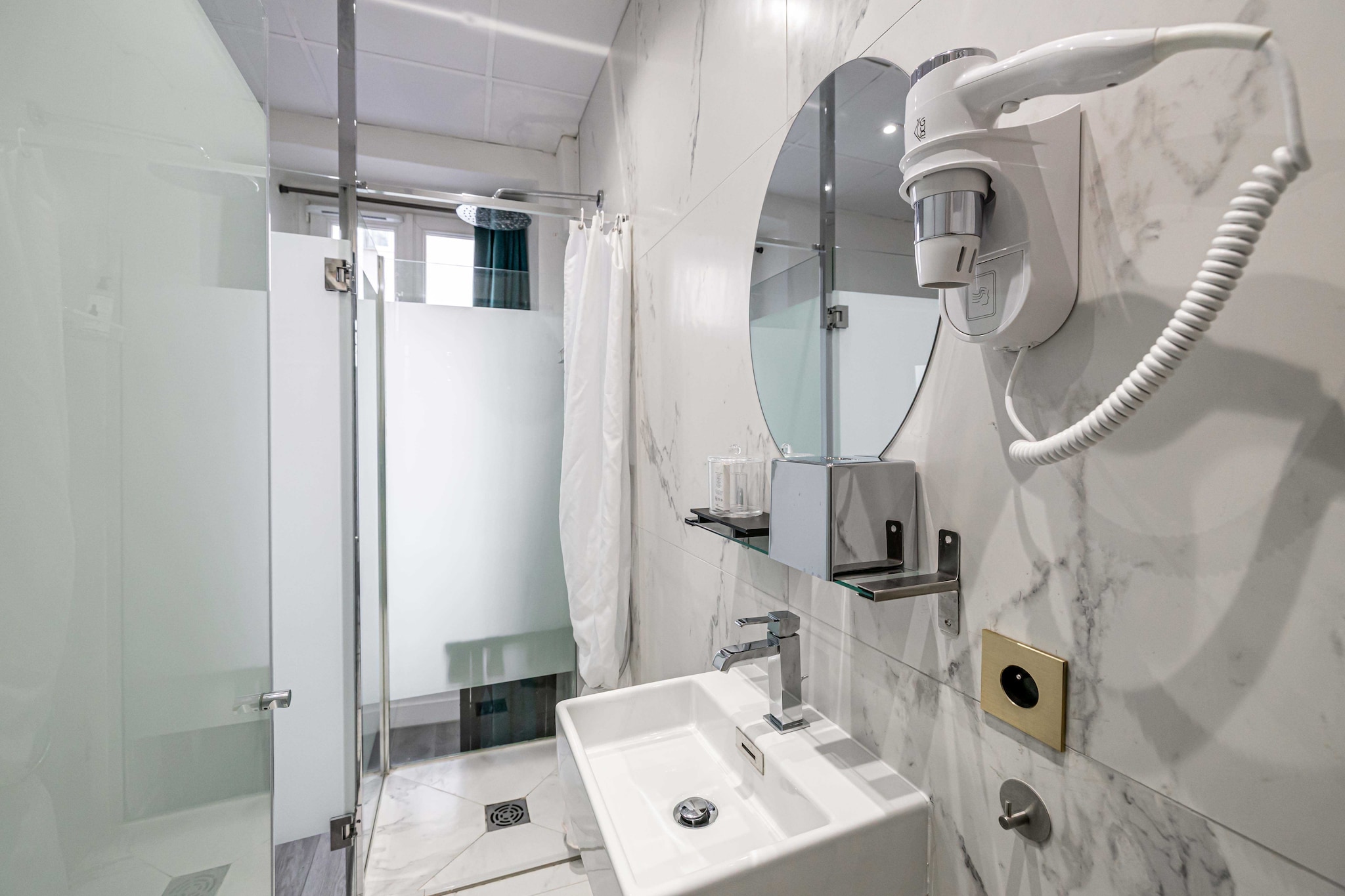 Ground floor: (Kitchen(electric kettle, coffee machine), bedroom(Bed Linen, double bed, TV, cot, heating, air conditioning), bathroom(shower, toilet, hairdryer, Towels/Sheets (Incl.), shampoo))\n\nHot Water, Internet Access DSL, Wardrobe, First Aid, Play area, Essentials, Carbon monoxide detector, Cleaning Disinfection, Downtown, Enhanced cleaning practices, High touch surfaces disinfected, Long term stays allowed, Near Ocean, Town