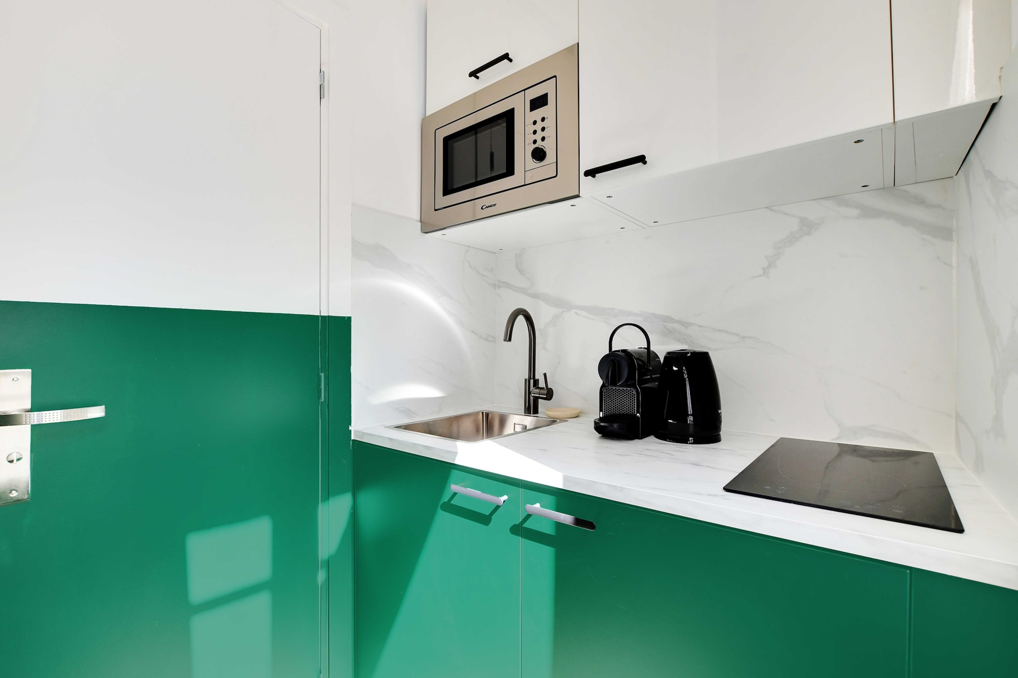 Welcome to our residence in the 18th arrondissement of Paris, close to Sacré-Cœur and Montmartre, a 15-minute walk away! Our apartments and studios are all air-conditioned and equipped with all amenities. They're the perfect option for a convenient, comfortable stay. Just 3 minutes from the metro and close to all amenities.