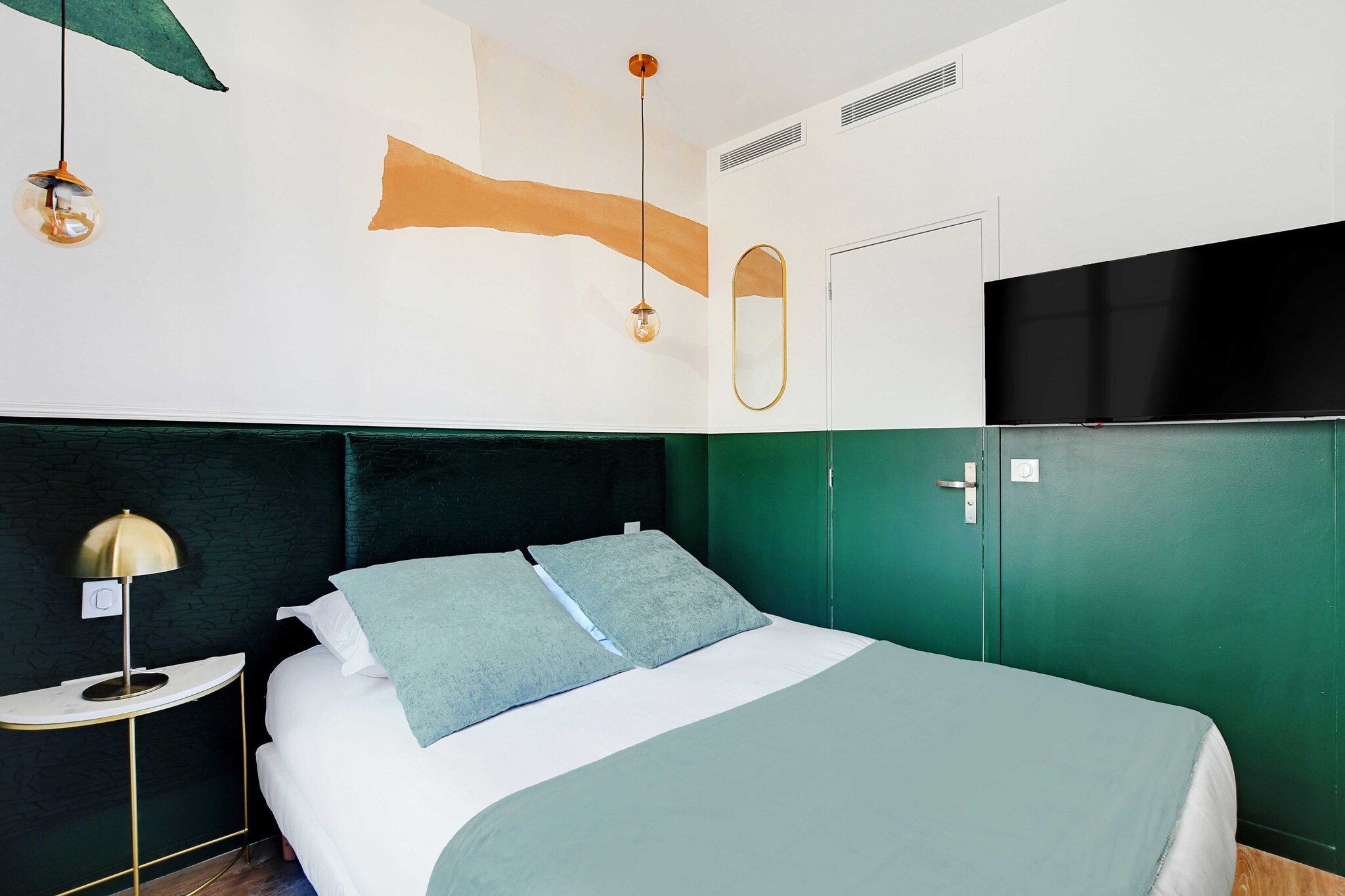 Welcome to our residence in the 18th arrondissement of Paris, close to Sacré-Cœur and Montmartre, a 15-minute walk away! Our apartments and studios are all air-conditioned and equipped with all amenities. They're the perfect option for a convenient, comfortable stay. Just 3 minutes from the metro and close to all amenities.