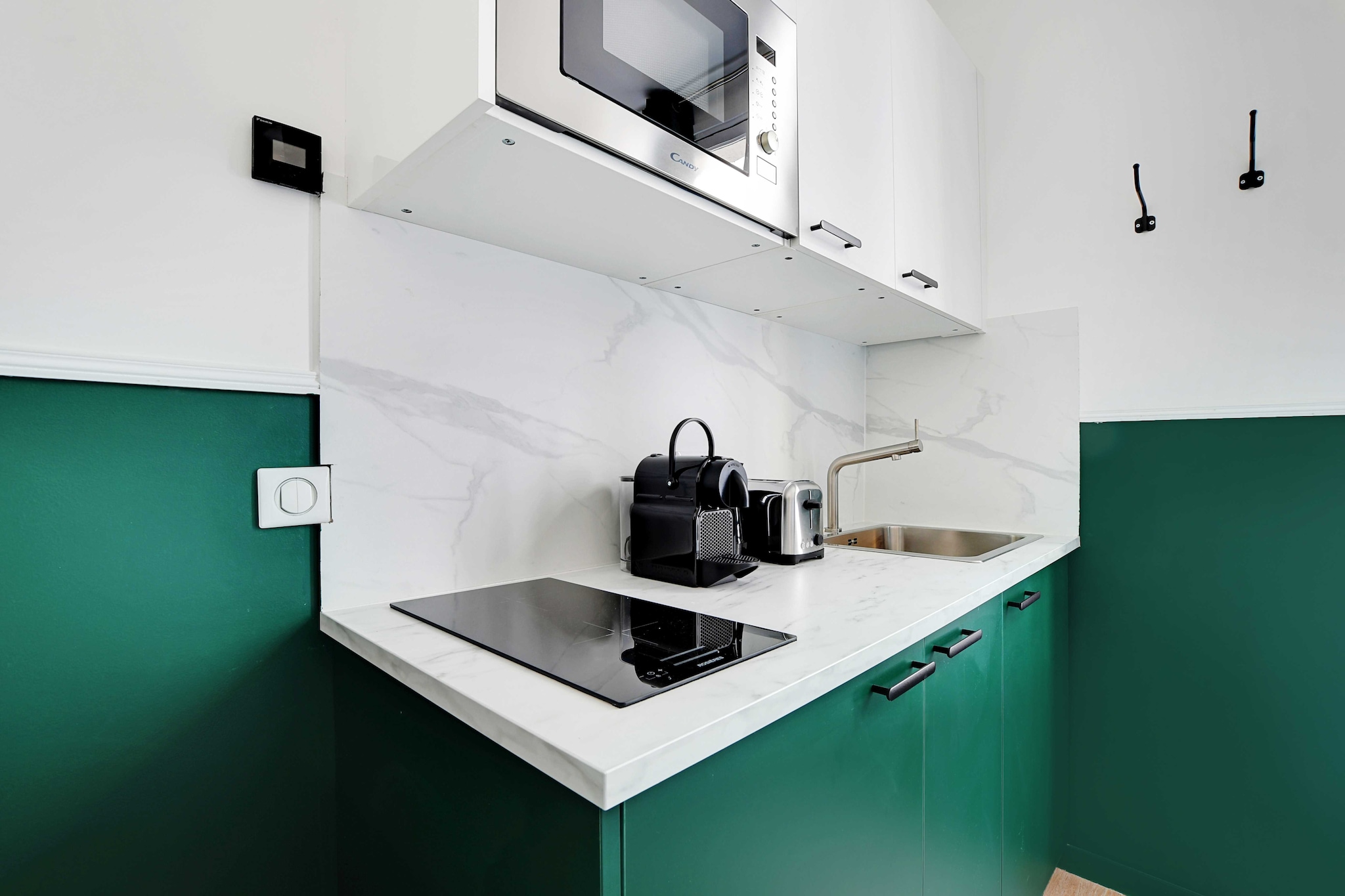 On the 2nd floor: (Kitchen(stove, hob(induction), electric kettle, toaster, coffee machine, microwave, fridge, washbasin), Living/bed room(Bed Linen, double bed, heating, air conditioning), bathroom(shower, washbasin, toilet, hairdryer, Towels/Sheets (Incl.), shampoo))\n\nHot Water, Internet Access DSL, Wardrobe, First Aid, Play area, iron, Essentials, dishes and cutlery, Dedicated workspace, Cooking basics, Carbon monoxide detector, Cleaning Disinfection, Downtown, Enhanced cleaning practices, High touch surfaces disinfected, Long term stays allowed, Room-darkening shades, Town