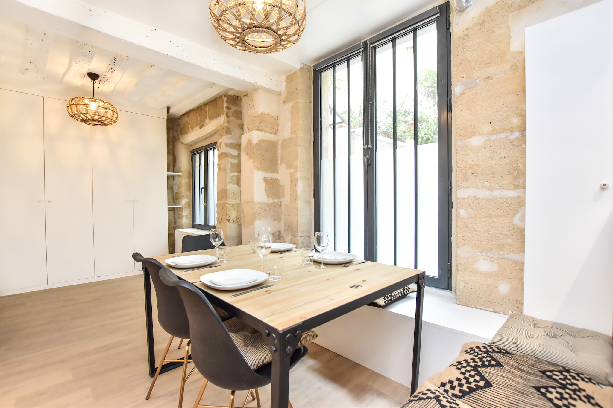 Checkmyguest offers you a charming 37 m² apartment with one bedroom, in the Bonne-Nouvelle district, in the 2nd arrondissement of Paris. You'll be close to the world-famous Louvre Museum, home to the world's artistic treasures, and the majestic Opéra Garnier, a symbol of Parisian culture.

The geographical location of the apartment will allow you to move around the capital very easily via these many public transport options : 

- Metro : Sentier (line 3), 1-minute walk
- Metro : Réaumur - Sébastopol (lines 3 and 4), 2 minutes on foot
- Metro : Réaumur - Etienne-Marcel (line 4), 4 minutes on foot
- Metro : Strasbourg - Saint Denis (lines 4, 8 and 9), a 6-minute walk away
- Numerous day & night BUS lines
- Vélib station
- Autolib station
- Several cab companies available : Les cabs G7 (the most popular): call +36 07