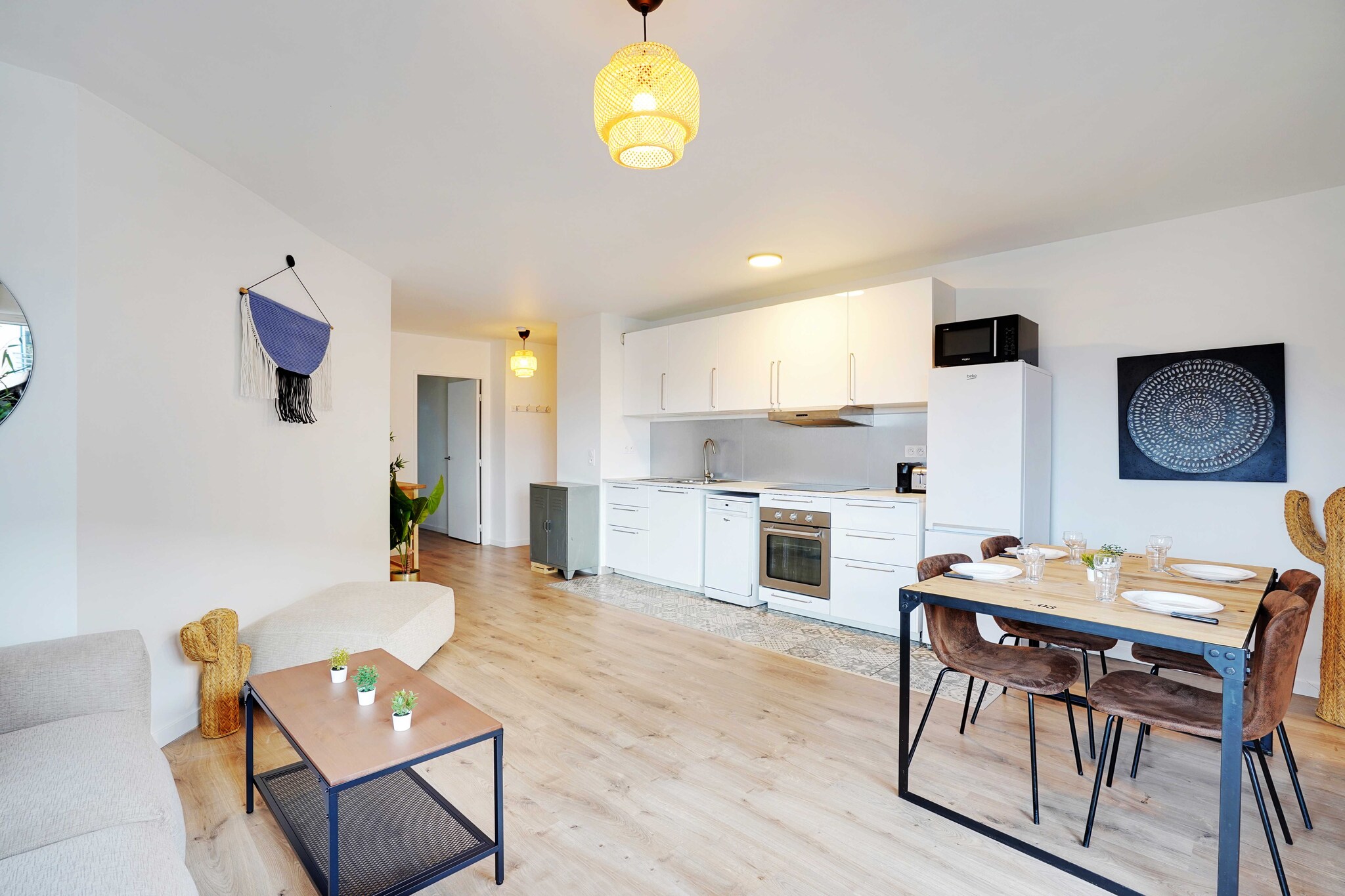 Checkmyguest offers you a magnificent 80 m², 3-bedroom apartment in Saint-Ouen-sur-Seine. Enjoy pleasant surroundings and quick access to the famous Bauer stadium, the historic and vibrant heart of local soccer. Ideal for families looking for comfort and proximity to Parisian sporting culture.
The geographical location of the apartment will allow you to move around the capital very easily via these many public transport options :
- Metro : Garibaldi (line 13) , a 4-minute walk away
- Metro : Mairie de Saint-Ouen (line 14) , 8 minutes on foot
- Numerous day & night BUS lines
- Vélib station
- Several cab companies available : Les cabs G7 (the most popular): call 36 07.
Motorcycle and car spaces in front of the residence. (Payment 9h-19h)