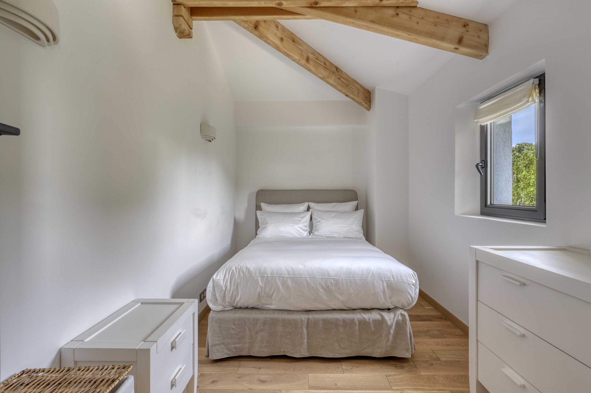 Ground floor: (Living room(TV), Kitchen(electric kettle, toaster, hood, coffee machine, microwave, fridge, washbasin, electric hot plates, dishes and cutlery, Cooking basics), bedroom(double bed, heating), bedroom(double bed, heating), bedroom(double bed, heating), bedroom(double bed, heating), bedroom(double bed, heating), bathroom(shower, washbasin, toilet, hairdryer), bathroom(shower, washbasin, toilet, hairdryer), bathroom(shower, washbasin, toilet, hairdryer), bathroom(shower, washbasin, toilet, hairdryer))\n\nDesk, Hot Water, Internet Access DSL, Wardrobe, First Aid, Play area, heating, iron, Towels/Sheets (Incl.), shampoo, Essentials, Carbon monoxide detector, Cleaning Disinfection, Downtown, Enhanced cleaning practices, High touch surfaces disinfected, Long term stays allowed, Town