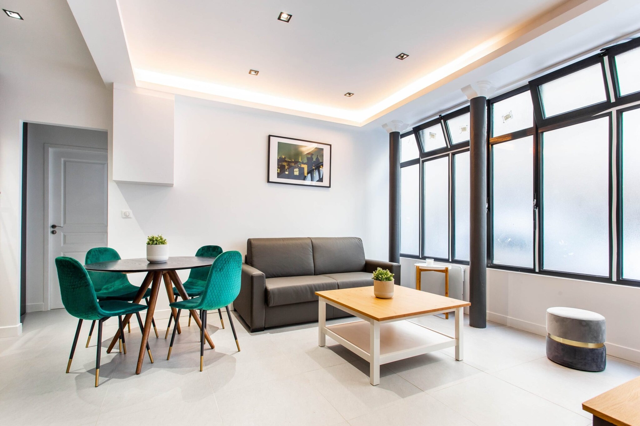 Checkmyguest offers you a charming 20m² studio apartment in Patin, ideal for 2 people. Located just a few steps from the famous Pathé La Villette cinema, this apartment offers comfort and easy access to the latest movie releases. What's more, you'll be able to take advantage of the nearby verdant Parc Diderot, perfect for relaxing walks and outdoor picnics.