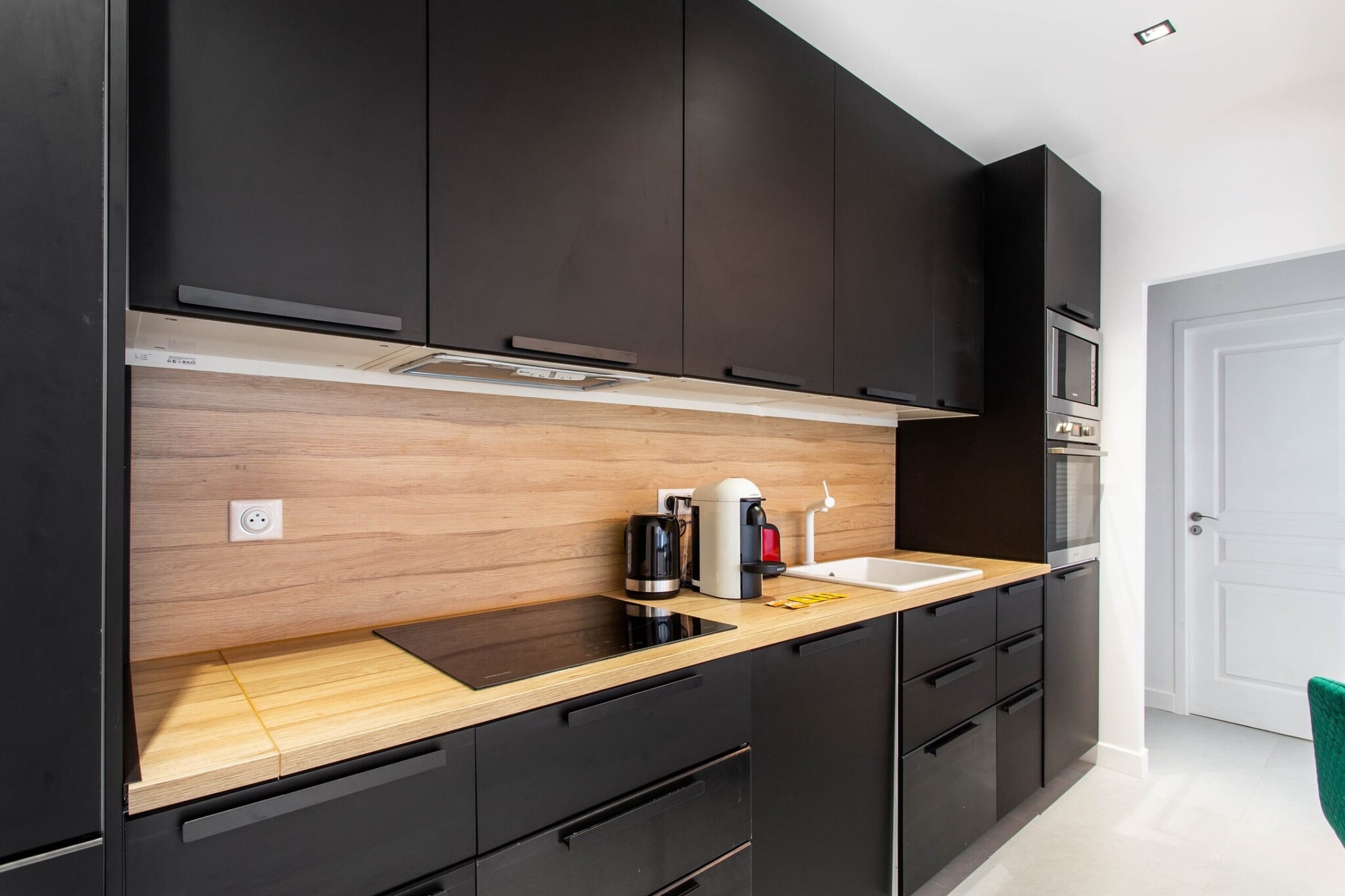 Ground floor: (Living room(double sofa bed, TV, heating), Kitchen(stove, hob, electric kettle, toaster, coffee machine, combination microwave, fridge, dishes and cutlery, Cooking basics), bedroom(heating, Queen Bed), bathroom(shower, toilet, hairdryer, shampoo, hot water))\n\nBed Linen, Desk, Internet Access DSL, Wardrobe, First Aid, Play area, iron, Towels/Sheets (Incl.), Essentials, Dedicated workspace, Carbon monoxide detector, Cleaning Disinfection, Downtown, Enhanced cleaning practices, High touch surfaces disinfected, Long term stays allowed, Town