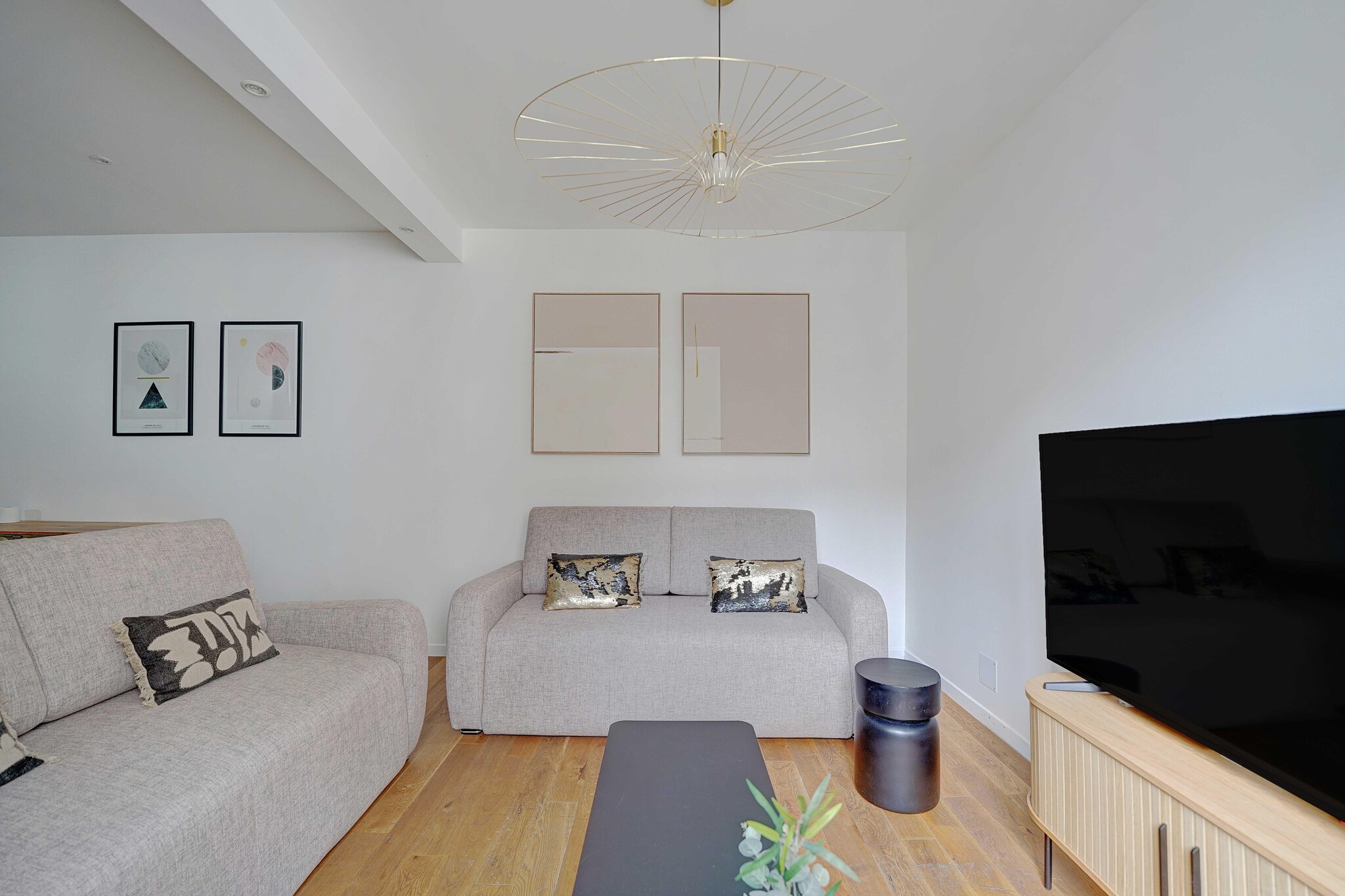 Ground floor: (Kitchen(stove, electric kettle, toaster, coffee machine, oven, microwave, fridge, dishes and cutlery, Cooking basics), Living/bed room(Desk, Internet Access DSL, double sofa bed, TV, dining table), bedroom(Wardrobe, double bed), bathroom(shower, washbasin, toilet, hairdryer, Towels/Sheets (Incl.)))\n\nBed Linen, Hot Water, First Aid, Play area, washing machine, heating, iron, shampoo, Essentials, Carbon monoxide detector, Cleaning Disinfection, Downtown, Enhanced cleaning practices, High touch surfaces disinfected, Long term stays allowed, Room-darkening shades, Town