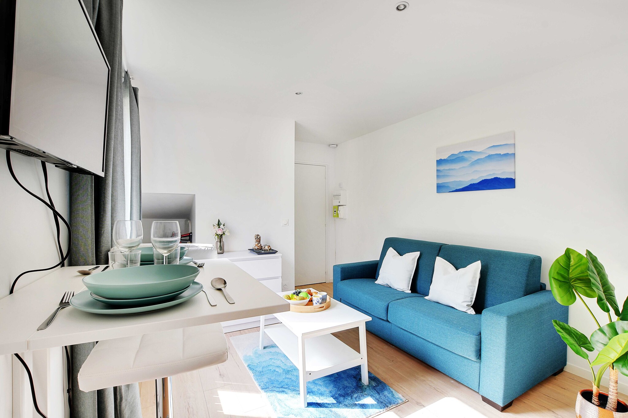 Checkmyguest offers you a 16 m² studio. This accommodation has a modern and comfortable living space, ideal for a pleasant stay in the town of Kremlin-Bicêtre. Nearby, you can enjoy the Parc Philippe Pinel, offering a green and peaceful setting for your walks and moments of relaxation.
The geographical location of the apartment will allow you to move around the capital very easily via these many public transport options:
- Metro: Le Kremlin-Bicêtre (line 7), located 4 minutes away on foot
- BUS day and night
- Velib station
- Several Taxi companies available: G7 taxis (the most used) - call 36 07.