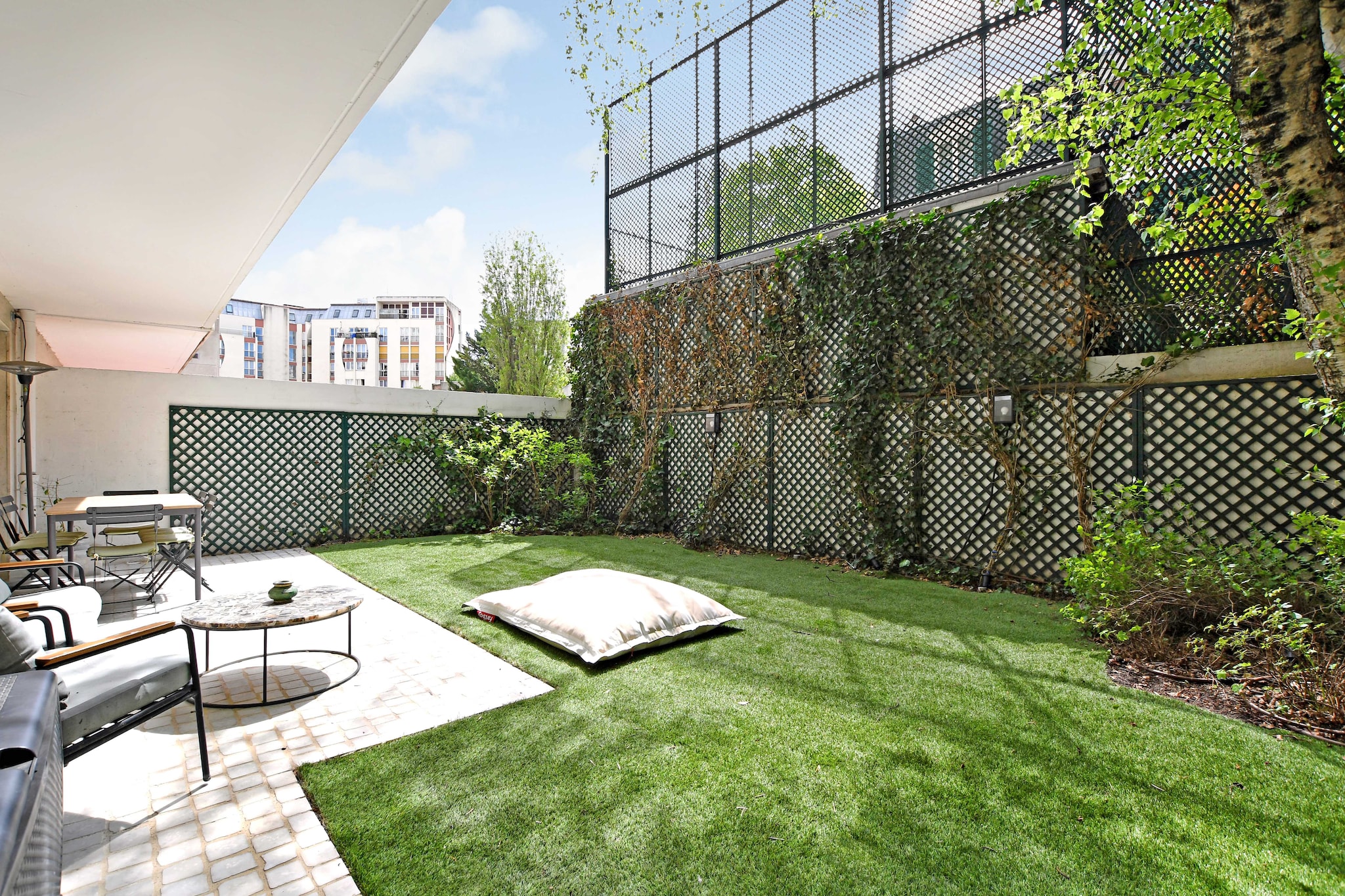 Welcome to our 90m² apartment for 6 people. It will offer you a spacious and comfortable experience in the heart of the chic 16th arrondissement! Our apartment's highlight: a 70m2 south-facing private garden for convivial moments in the heart of Paris! Just 3 minutes from the metro and close to all amenities. Serenity and elegance guaranteed !