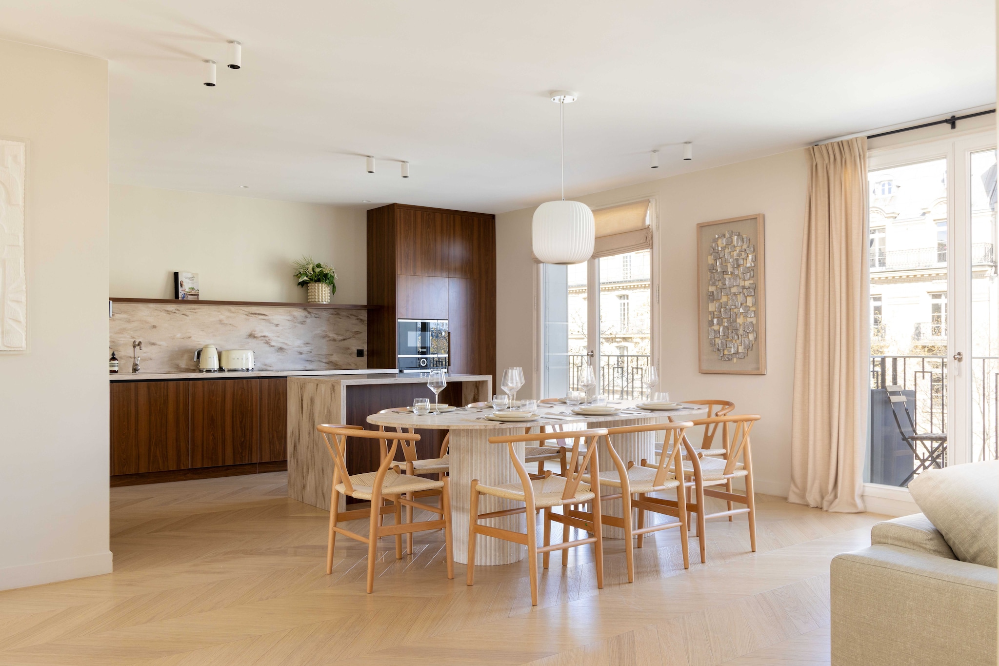 Welcome to Paris! We are delighted to welcome you to our splendid refuge on the banks of the Seine, just a stone's throw from the Yves Saint Laurent Museum.

The flat's convenient location means you can get around the capital quickly and easily by public transport:

- Metro: Alma-Marceau (line 9), a 5-minute walk away
- Metro: Alma-Marceau (line 63/92), a 4-minute walk away
- Numerous day & night bus services
- Vélib station
- Several taxi companies available: G7 taxis (the most popular): call 36 07.
Motorbike spaces in front of the residence and car spaces. (Payment 9am-7pm)