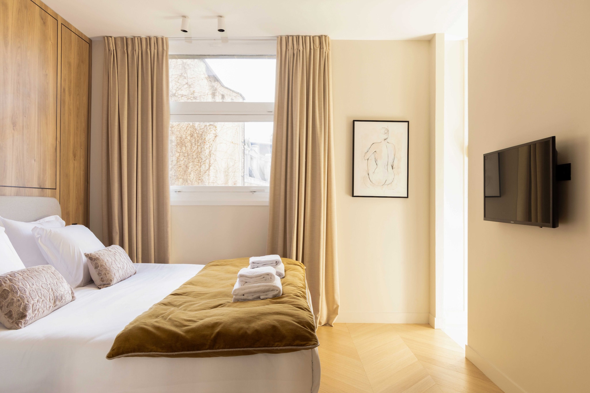 On the 5th floor: (Living room(TV, dining table), open kitchen(stove, electric kettle, toaster, cooker, coffee machine, oven, microwave, fridge), bedroom(double bed, TV), bedroom(double bed, TV), Bedroom with bathroom(double bed, TV, shower), Bedroom with bathroom(double bed, TV, shower), bathroom(shower, toilet), bathroom(shower, toilet), bathroom(shower), toilet(toilet))\n\nBed Linen, Hot Water, Internet Access DSL, Wardrobe, First Aid, Play area, washing machine, balcony or terrace, heating, air conditioning, iron, hairdryer, Towels/Sheets (Incl.), shampoo, Essentials, dishes and cutlery, Dedicated workspace, Cooking basics, Carbon monoxide detector, Downtown, Room-darkening shades