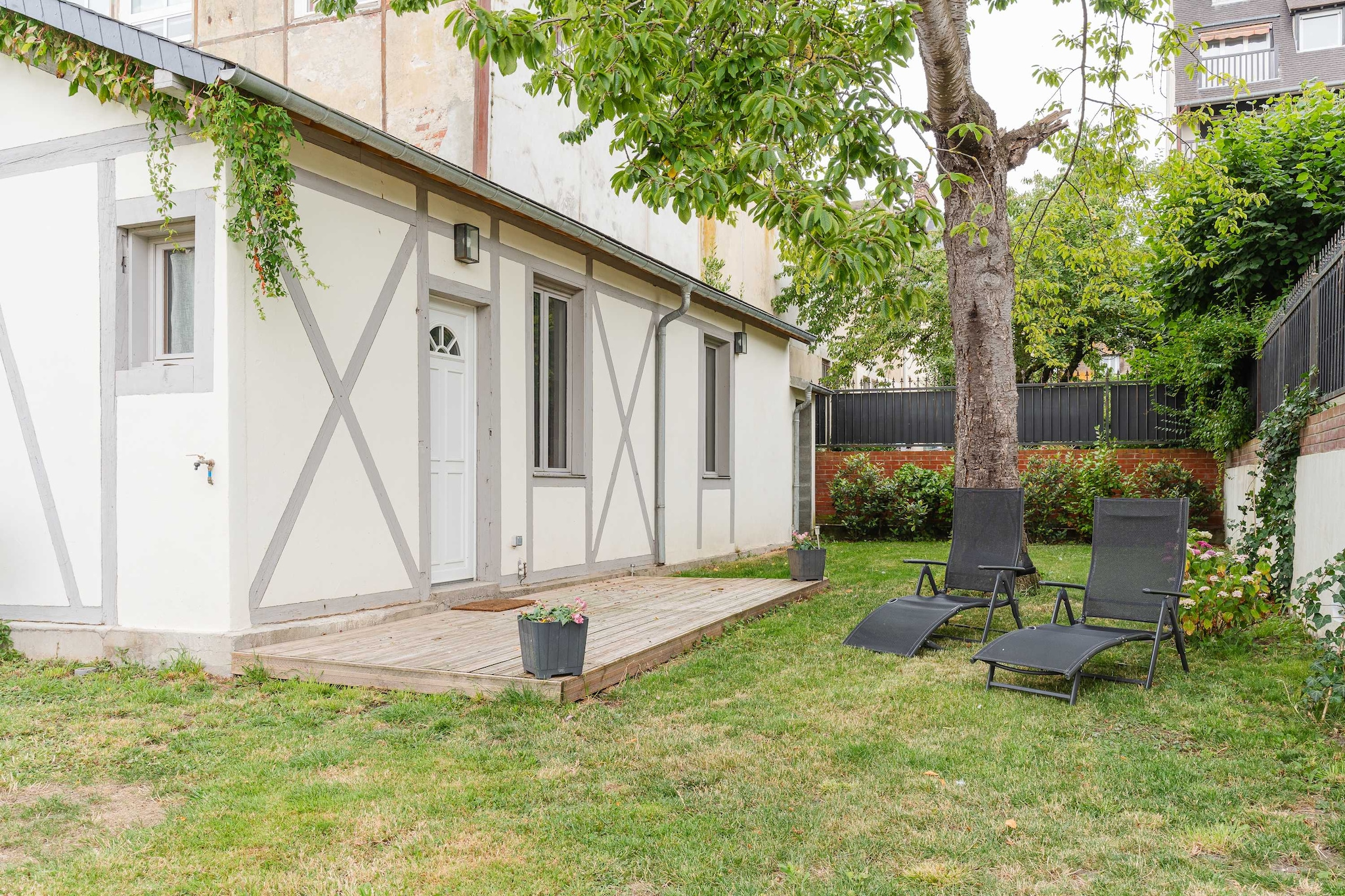 Checkmyguest offers this detached 55mÂ² house for 6 people in the heart of Deauville, just 2 minutes' walk from Place Morny and Deauville town centre. Located in an exceptional residence, the house is perfectly optimised and benefits from a pretty garden. Free parking in the street. Peace and quiet guaranteed !