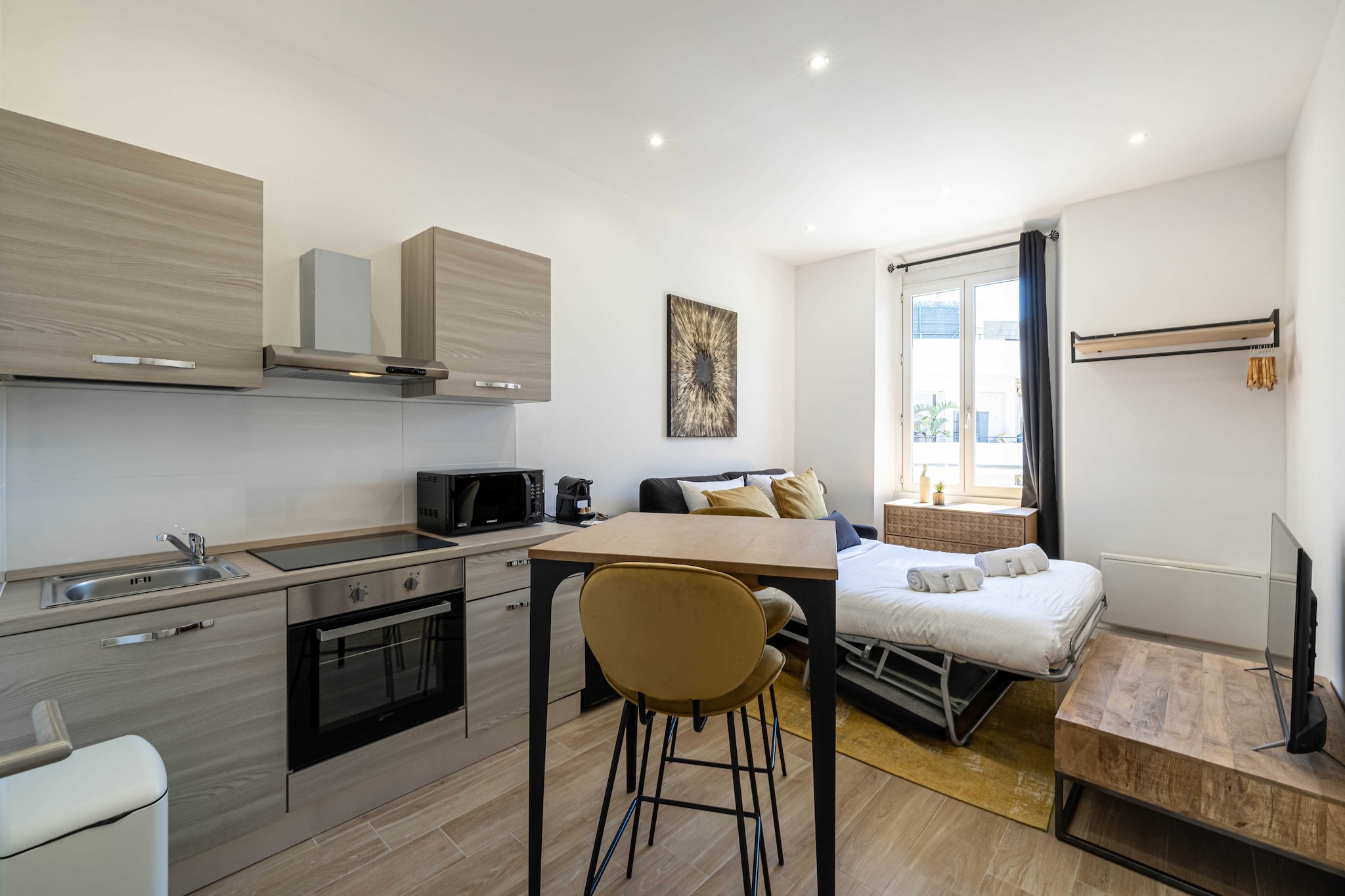 Beautiful renovated apartment in the Gambetta district, 15 minutes walk from the Palais des Festivals.

The location of the apartment will allow you to move quickly and easily:

BY PLANE: Nice-CÃ´te d'Azur Airport (30km)
BY PLANE: Cannes Airport - Mandelieu
BY TRAIN: Cannes train station 8 minutes on foot
BY CAR: A8 motorway
BY CAR: National Highway 85