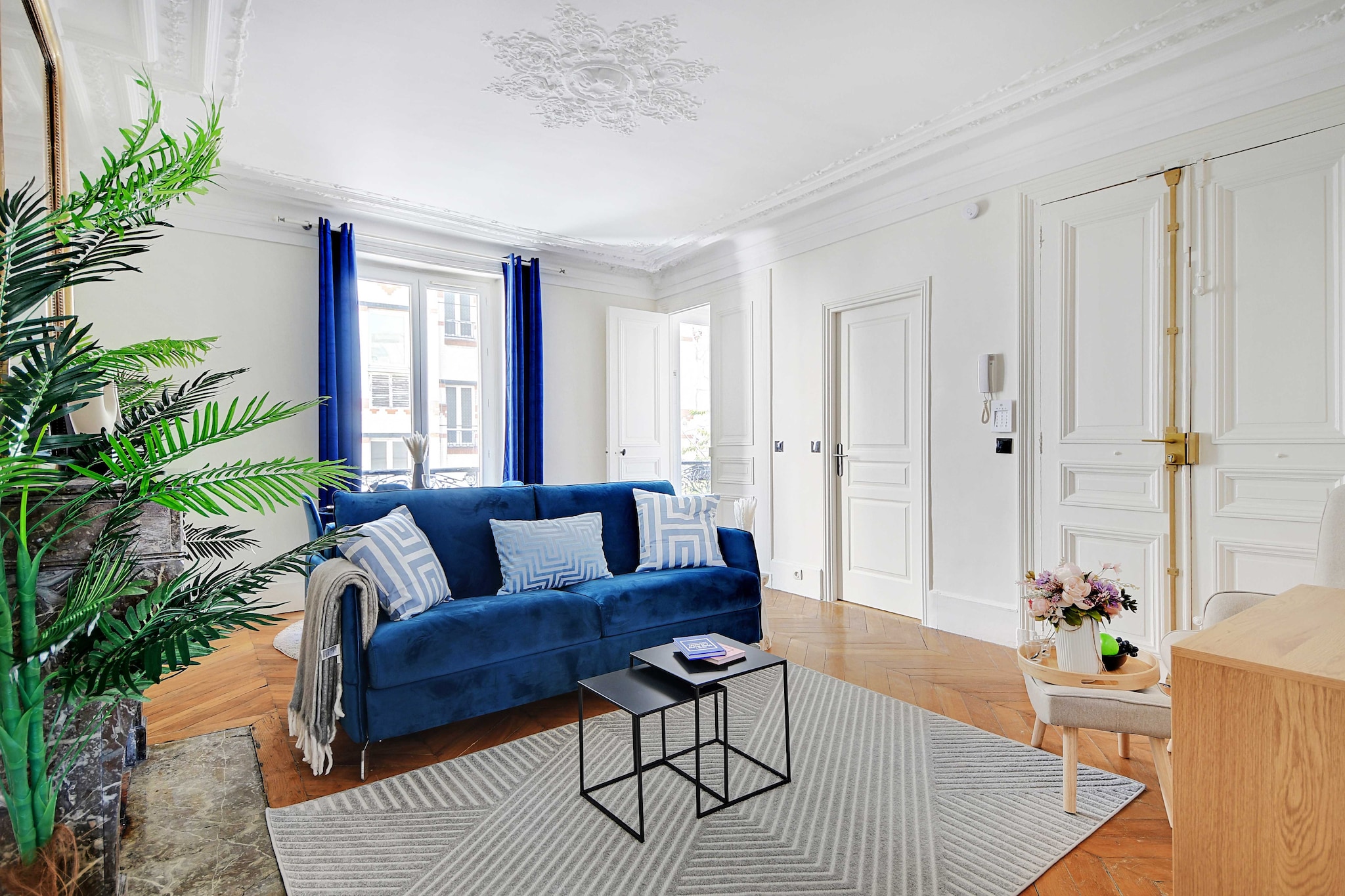 Checkmyguest offers you a charming 47m² apartment in the picturesque Batignolles district, 17th arrondissement of Paris. Enjoy a magnificent room and an ideal location near the Martin-Luther-King park. This peaceful haven is perfect for a relaxing, authentic Parisian experience.
The location of the apartment will allow you to move quickly and easily across the capital via many possibilities for public transportation:
- Subway: La Fourche (line 13), located at 4 minutes on foot
- Subway: Place de Clichy (line 2), located at 4 minutes on foot
- Subway: Villiers (line 3), located 10 minutes away on foot
- Day & night bus
- Velib station
- Several Taxi companies available: G7 cabs (the most used) - call 36 07.