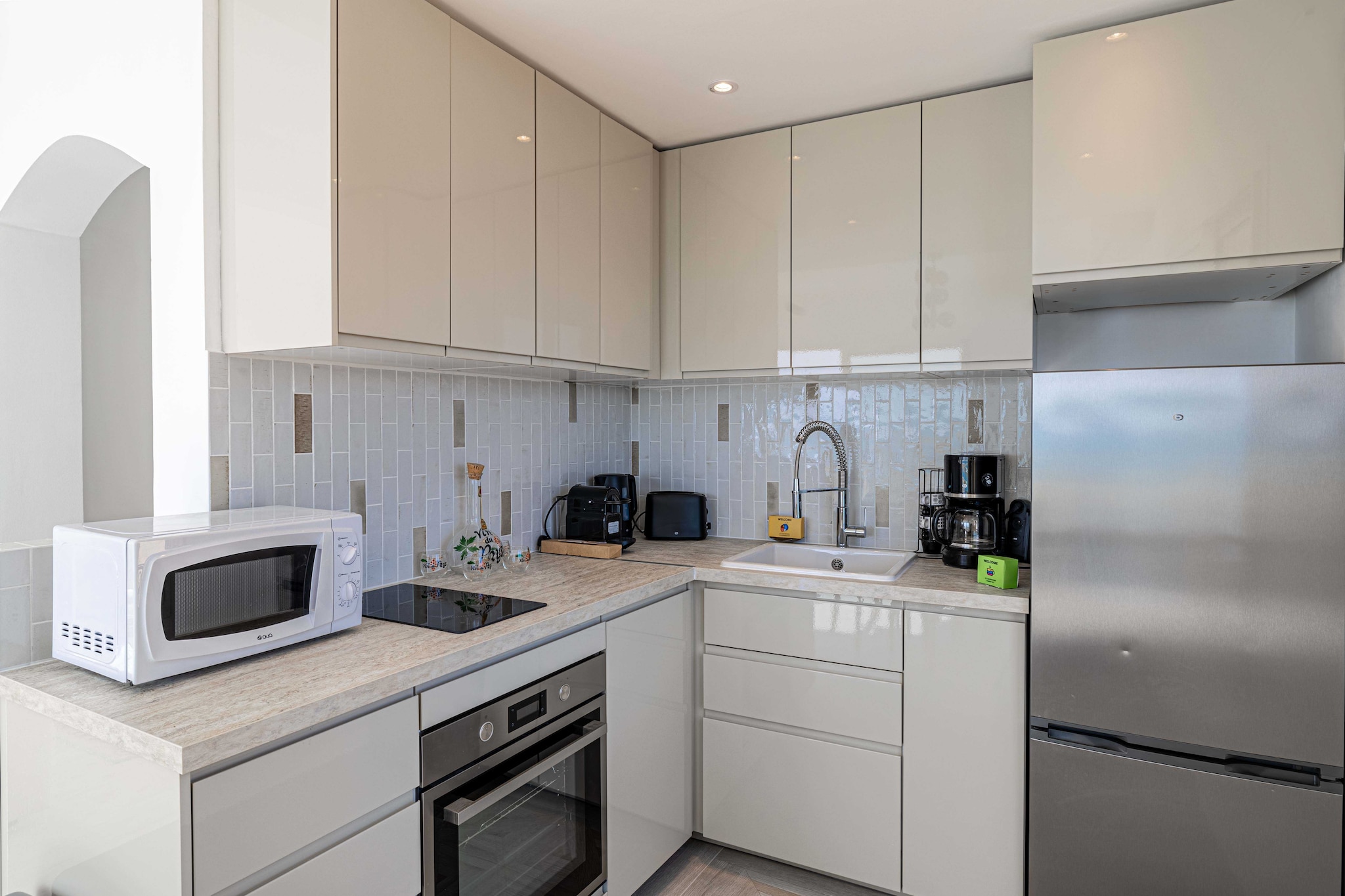 On the 3rd floor: (Living room(TV, dining table, seating area), Kitchen(stove, electric kettle, toaster, coffee machine, oven, combination microwave, dishwasher, fridge, washing machine, electric hot plates, dishes and cutlery, Cooking basics), bedroom(double bed), bedroom(double bed), bathroom(Hot Water, bath tub, washbasin, toilet, hairdryer, shampoo))\n\nBed Linen, Desk, Internet Access DSL, Wardrobe, First Aid, Beach, Play area, cot, balcony or terrace, heating, air conditioning, iron, Towels/Sheets (Incl.), Essentials, Dedicated workspace, Carbon monoxide detector, Cleaning Disinfection, Downtown, Enhanced cleaning practices, High touch surfaces disinfected, Long term stays allowed, Mountain, Near Ocean, Room-darkening shades, Town, Village