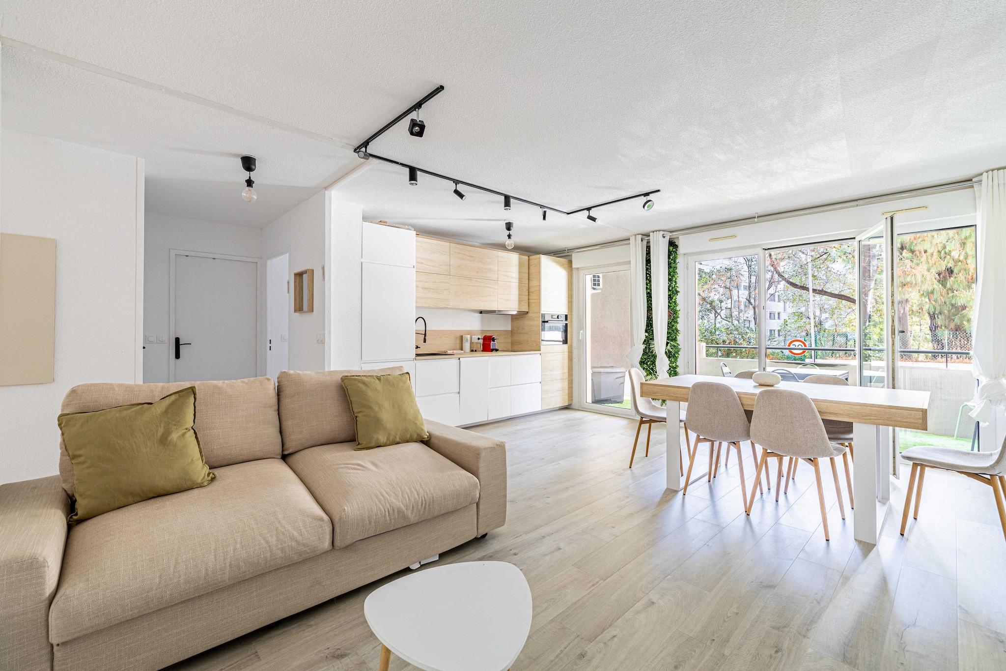 Welcome to Cannes, the pearl of the CÃ´te d'Azur! Discover our urban retreat combining elegance and comfort. This two-bedroom flat with air conditioning offers modern facilities, a generous balcony and private parking. With its fully-equipped kitchen, cosy bedroom and welcoming living space, our property is a haven of peace for up to 4 people.