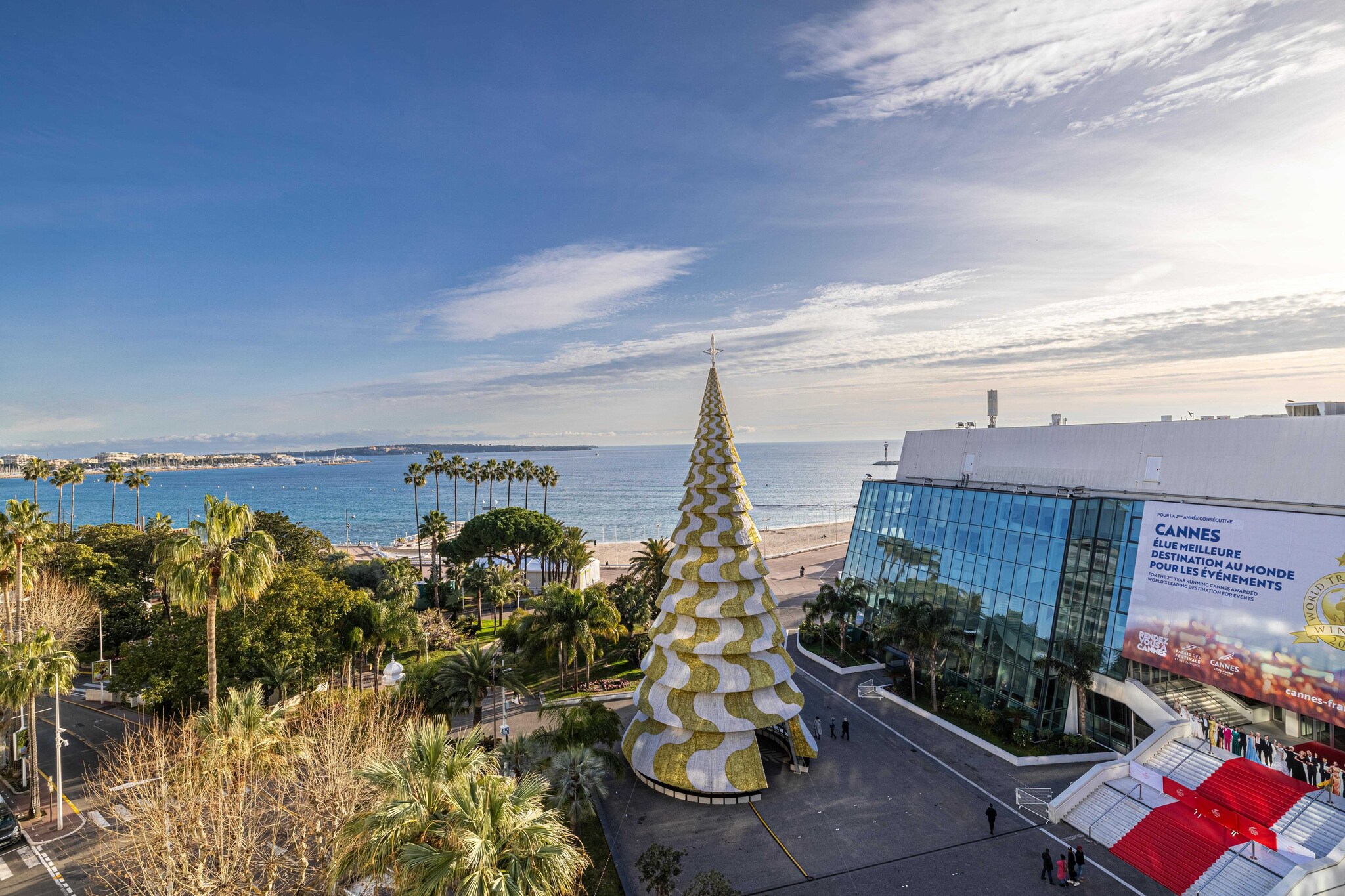 Escape to comfort in this retreat ideally located in Cannes. Enjoy two cosy bedrooms, as well as modern facilities including a TV, air conditioning, and a private en-suite bathroom. Ideal for relaxing and exploring in the heart of the city.

- By plane: Nice airport is 30 minutes from Cannes
- Private chauffeur from Nice airport: booking on request
- By car: Public car park a few minutes' walk away
- By train: the station is a 5-minute walk away
During your stay in Cannes, you'll have the chance to explore some wonderful nearby destinations, each offering a unique and memorable experience.	
 Antibes and its cape:Just a few kilometres from Cannes, the charming town of Antibes welcomes you. Explore its rich historical heritage, including the Picasso Museum housed in a superb chÃ¢teau. Stroll through the cobbled streets of old Antibes, where the Provencal market will awaken your senses with its scents and flavours. But be sure to venture out to Cap d'Antibes, where coastal paths offer breathtaking views of the Mediterranean. 
The Trayas and its red rocks: To the west of Cannes lies the natural paradise of the Trayas, a striking contrast to urban life. Explore mountain and forest landscapes that blend harmoniously with the Mediterranean coastline. Hiking enthusiasts will be delighted by the paths leading to the iconic red rocks, offering breathtaking panoramic views of the sea.Grasse and its perfume: Not far from Cannes is the town of Grasse, world-famous as the capital of perfume. You'll have the chance to visit renowned perfume factories such as Fragonard, Galimard and Molinard, where you'll discover the art of perfumery and even have the opportunity to create your own fragrance. Stroll through the medieval streets of Grasse, steeped in history and intoxicating scents.