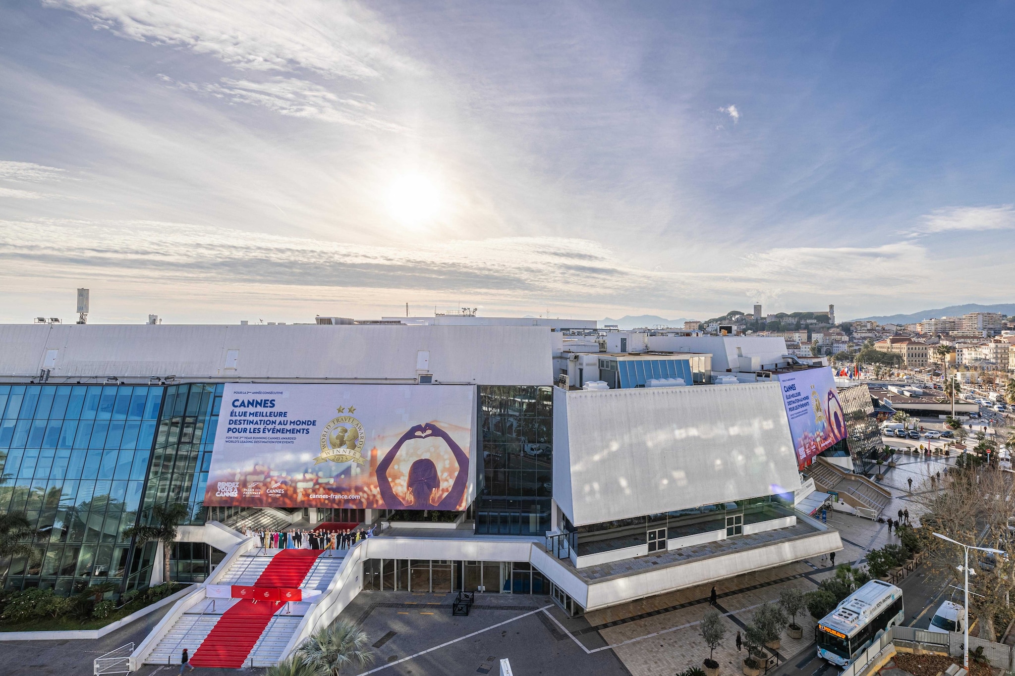 On the 1st floor: (Kitchen(electric kettle, coffee machine), bedroom(Bed Linen, double bed, TV), bedroom(double bed), bathroom(washbasin, toilet, iron, hairdryer, hairdryer, Towels/Sheets (Incl.), shampoo))\n\nHot Water, Internet Access DSL, Wardrobe, First Aid, Play area, cot, heating, air conditioning, Essentials, Carbon monoxide detector, Cleaning Disinfection, Downtown, Enhanced cleaning practices, High touch surfaces disinfected, Long term stays allowed, Near Ocean
