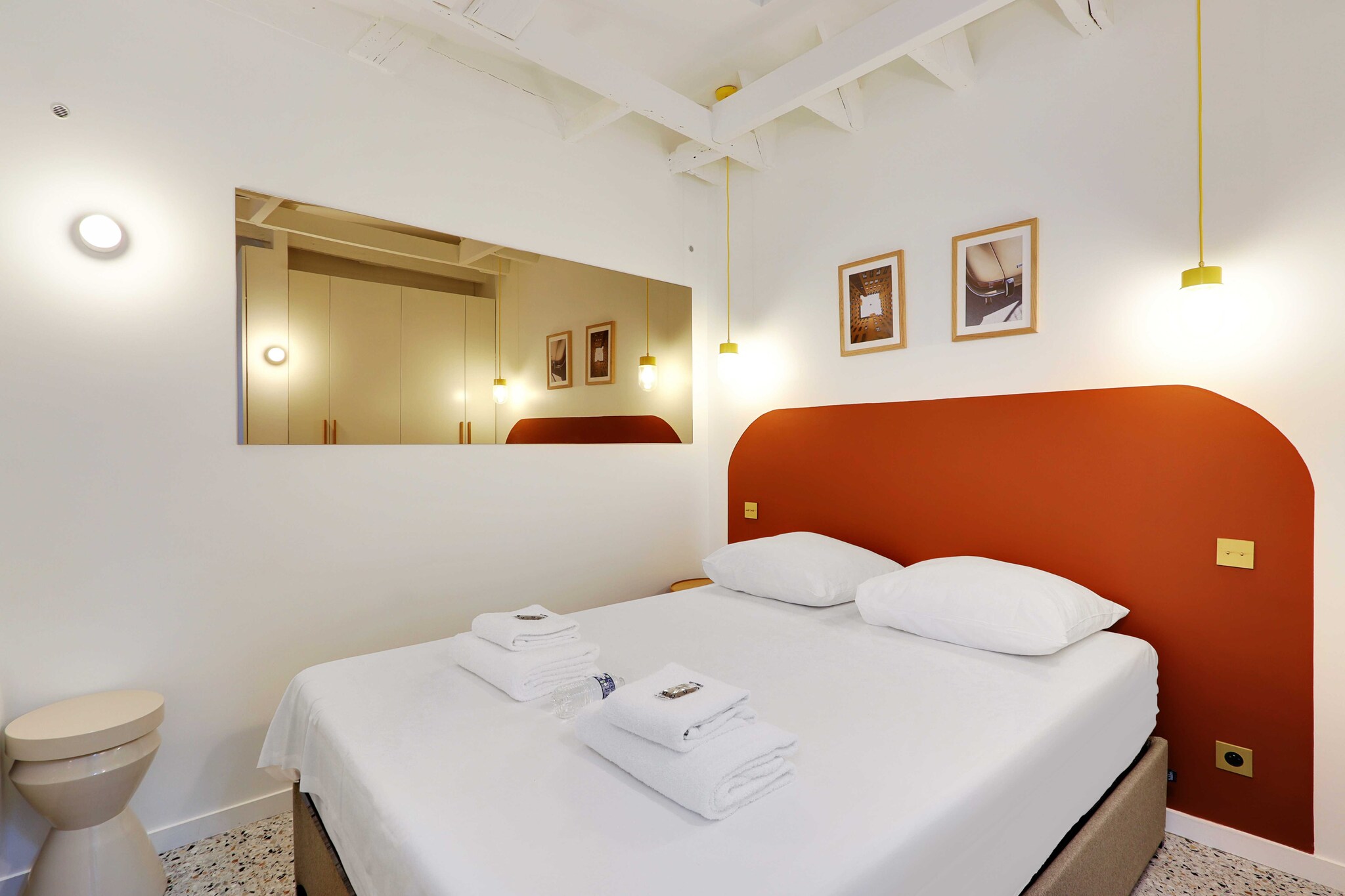 Ground floor: (Living room(TV), Kitchen(stove, electric kettle, toaster, coffee machine, microwave, fridge, dishes and cutlery), bedroom(Bed Linen, double bed), bathroom(shower, toilet, hairdryer, Towels/Sheets (Incl.), shampoo))\n\nHot Water, Internet Access DSL, Wardrobe, First Aid, Play area, heating, iron, Essentials, Downtown, Room-darkening shades